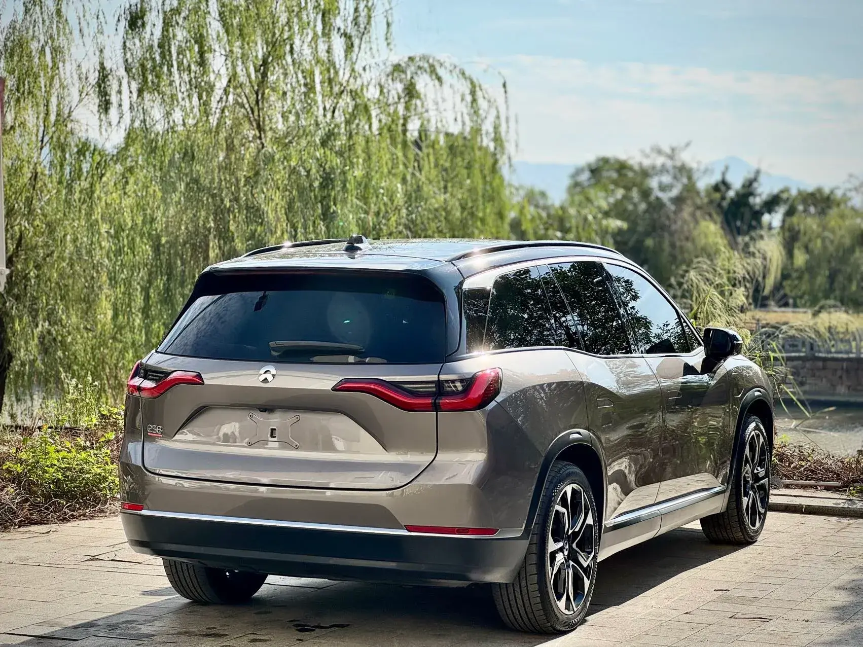 2020 NIO ES8 thumbnail 4