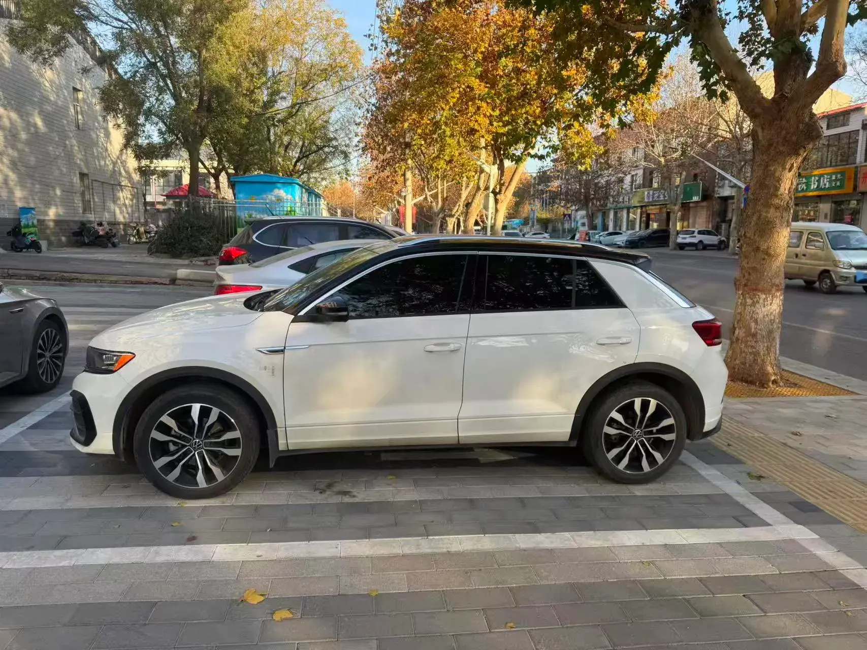 2021 VOLKSWAGEN T-ROC thumbnail 2