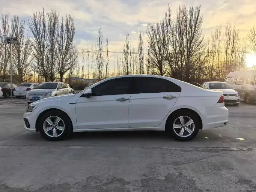 2019 VOLKSWAGEN T-CROSS thumbnail 3