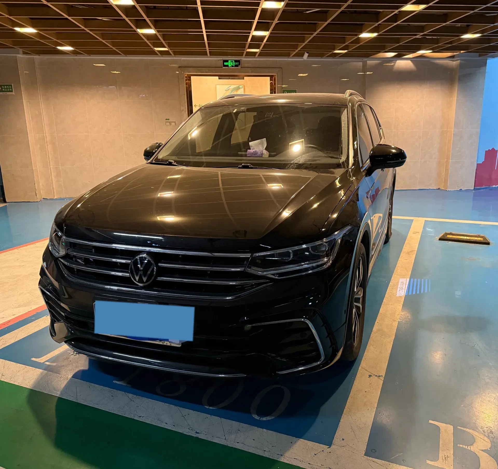 2024 VOLKSWAGEN TIGUAN view 1