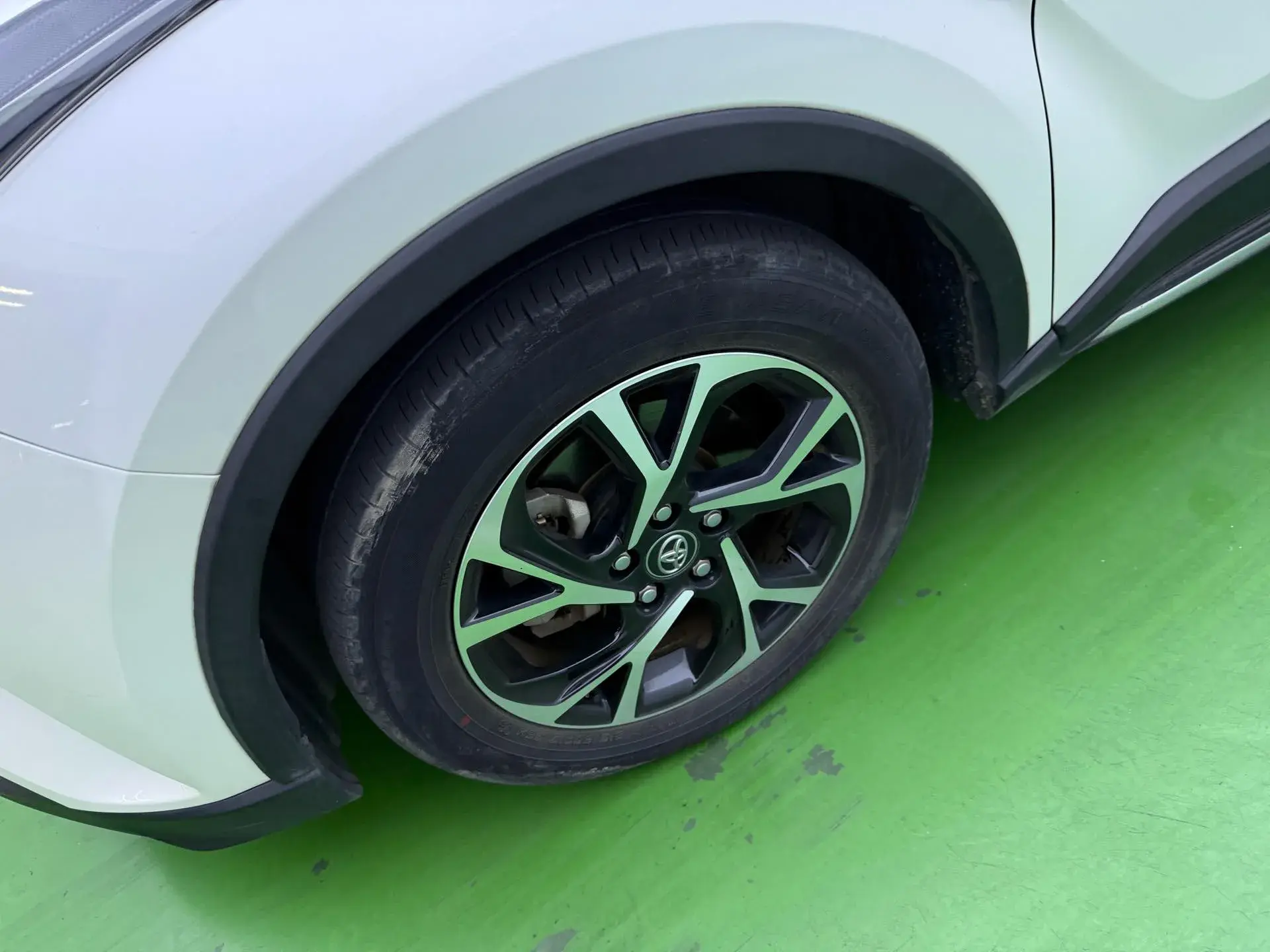 2020 TOYOTA C-HR thumbnail 2