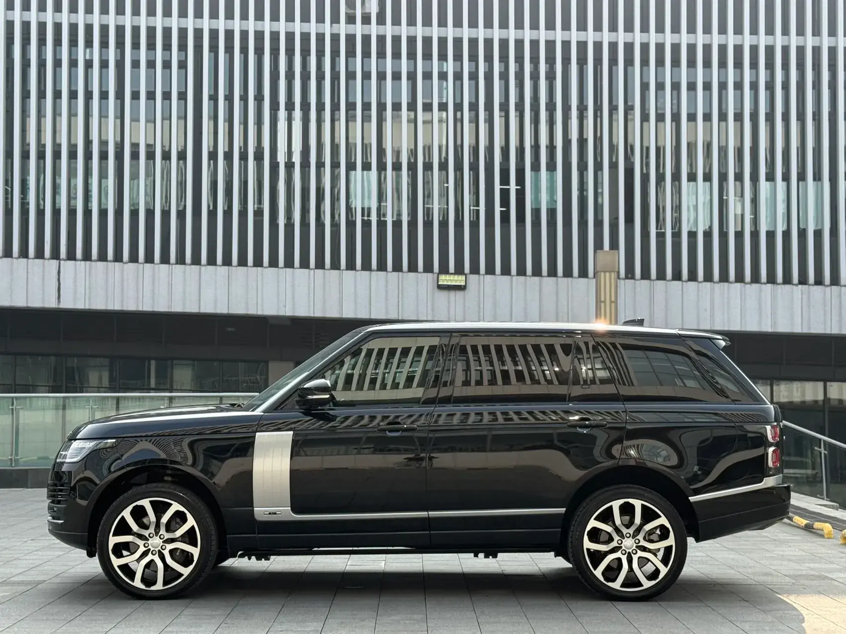 2022 LAND ROVER thumbnail 2