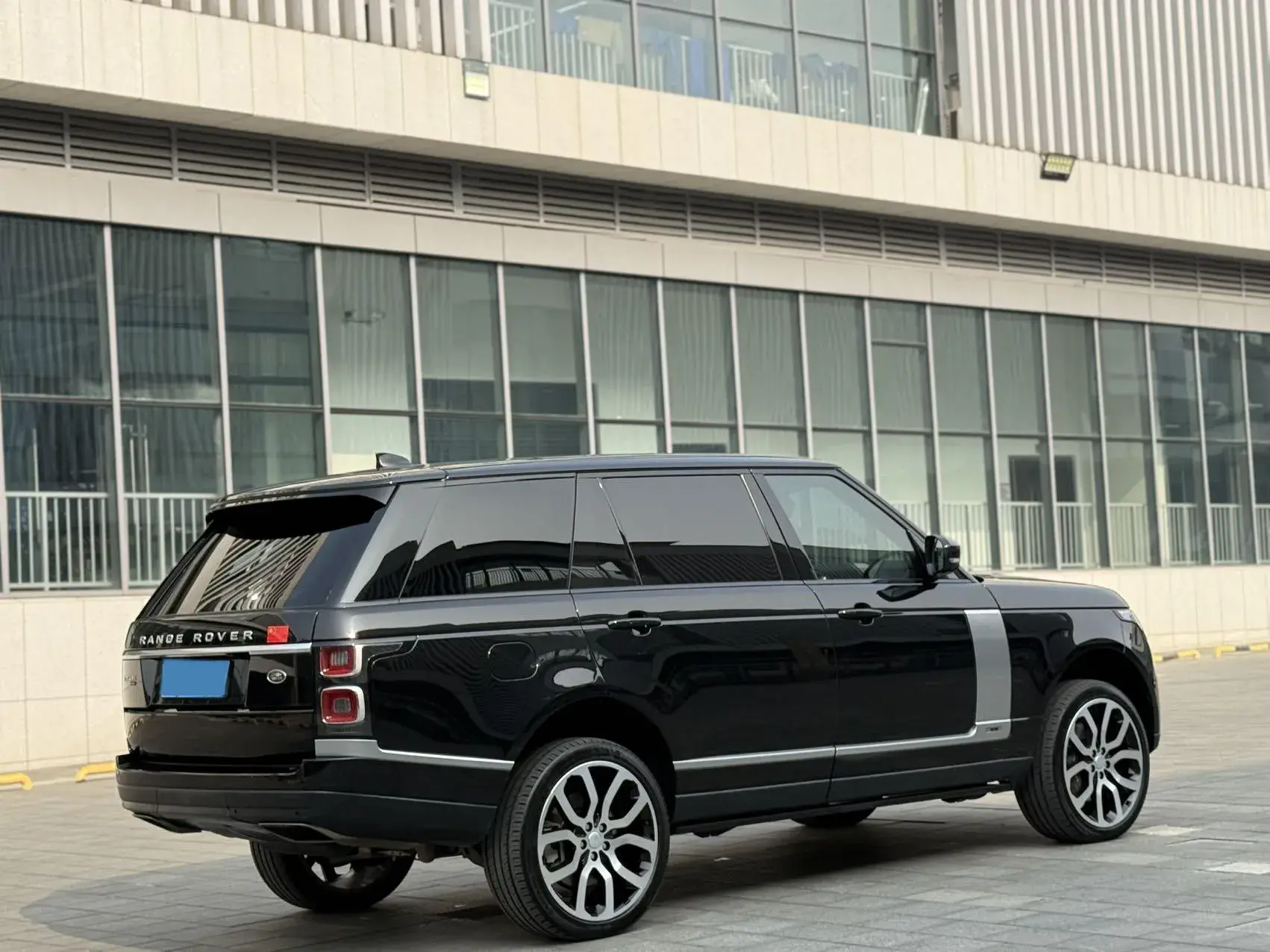 2022 LAND ROVER thumbnail 3