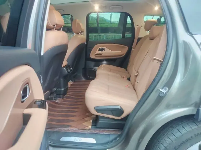 2018 NIO ES8 thumbnail 4