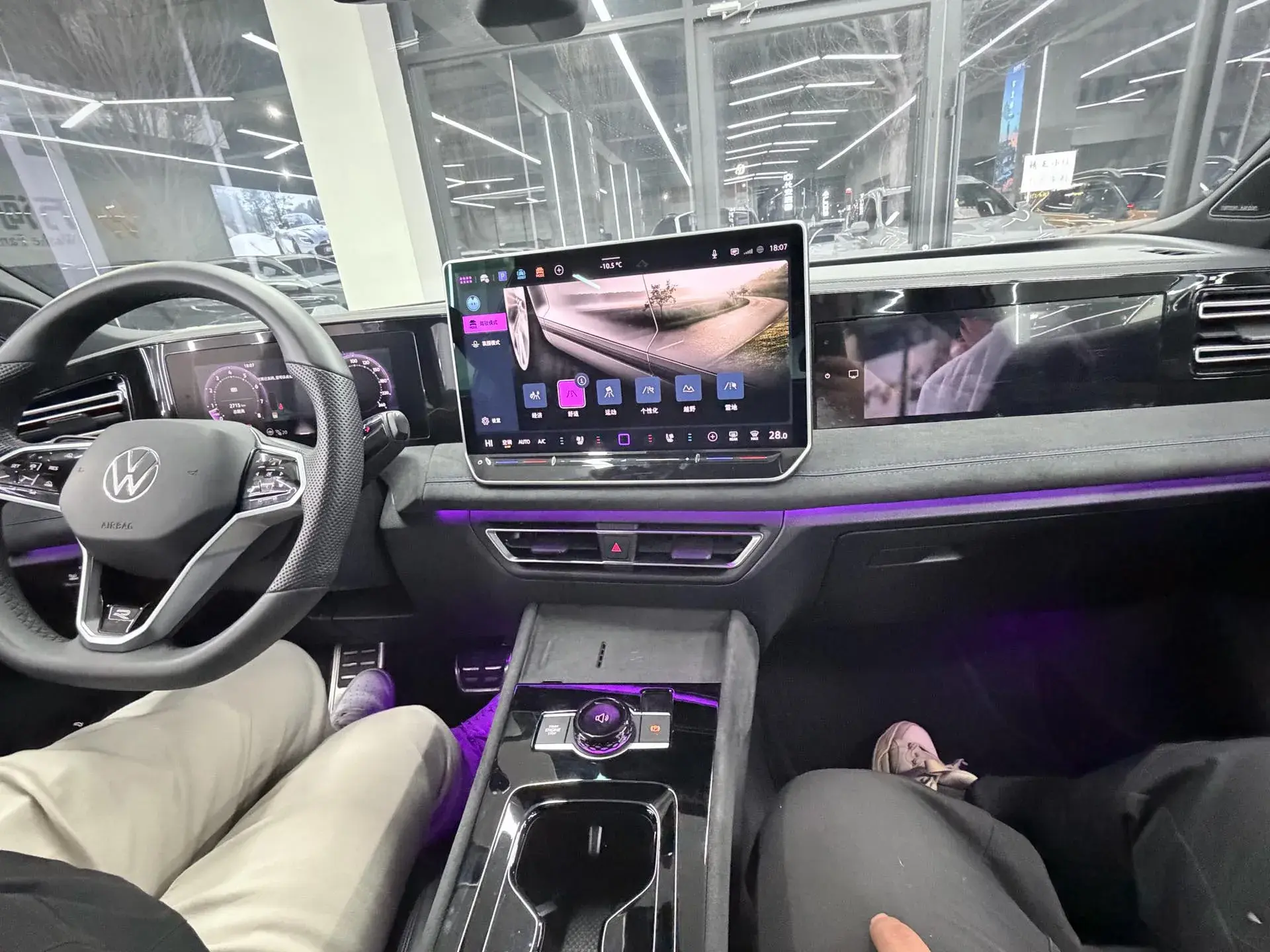 2024 VOLKSWAGEN TIGUAN thumbnail 3