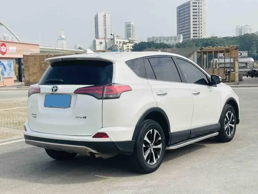2019 TOYOTA RAV4 thumbnail 4