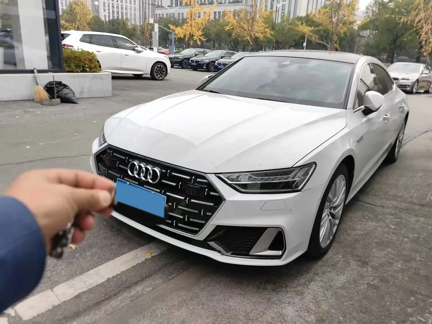 2022 AUDI A7L view 1