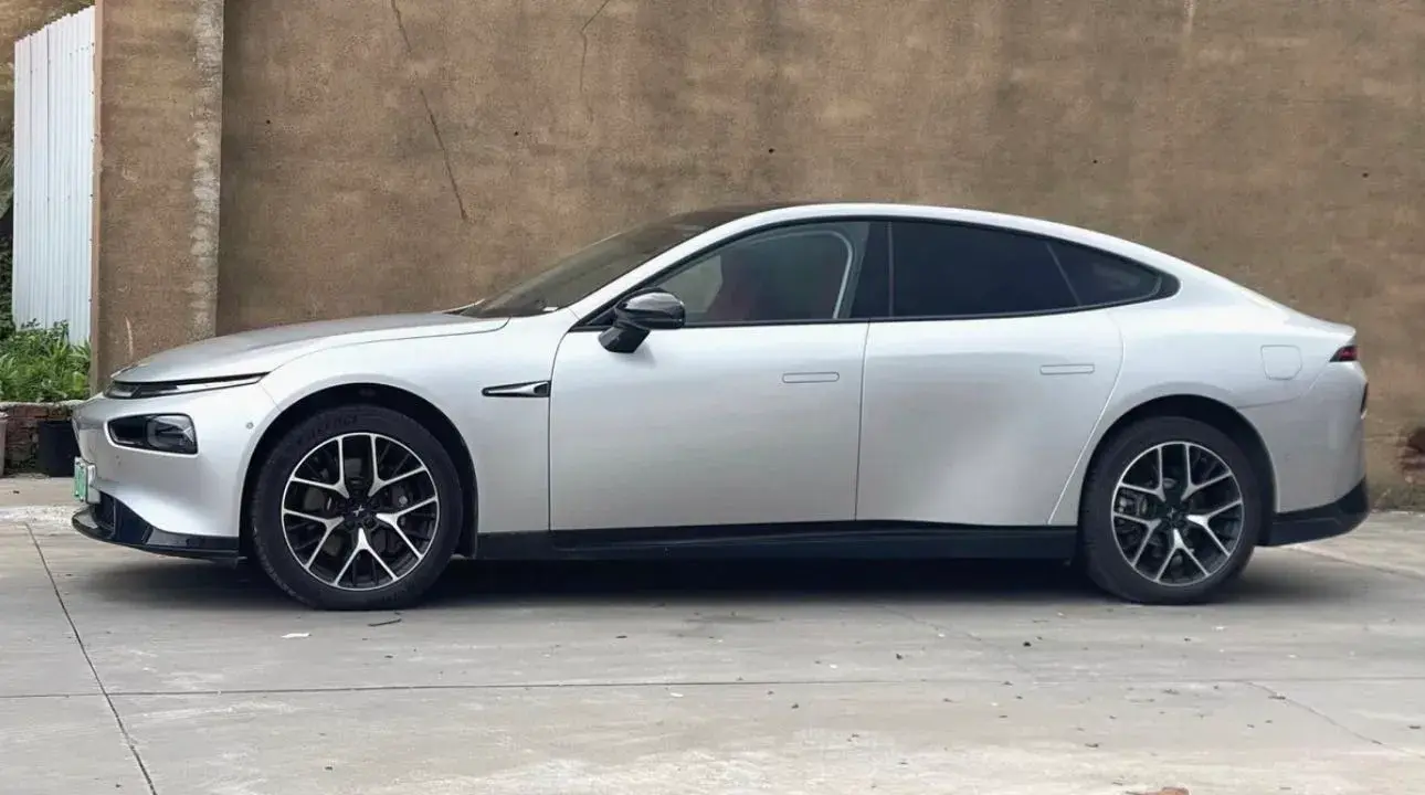 2023 XPENG P7 thumbnail 4