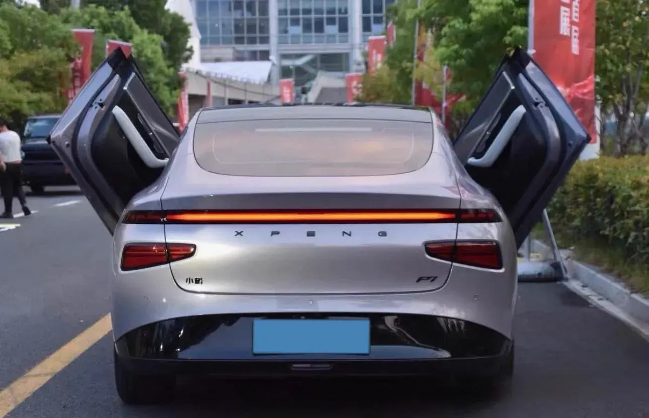 2024 XPENG P7 thumbnail 4