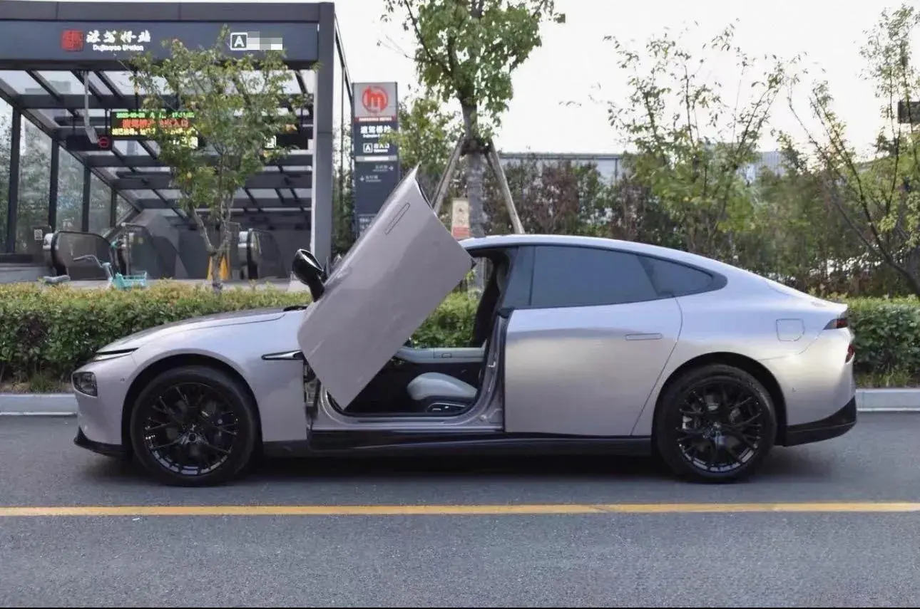 2024 XPENG P7 thumbnail 3