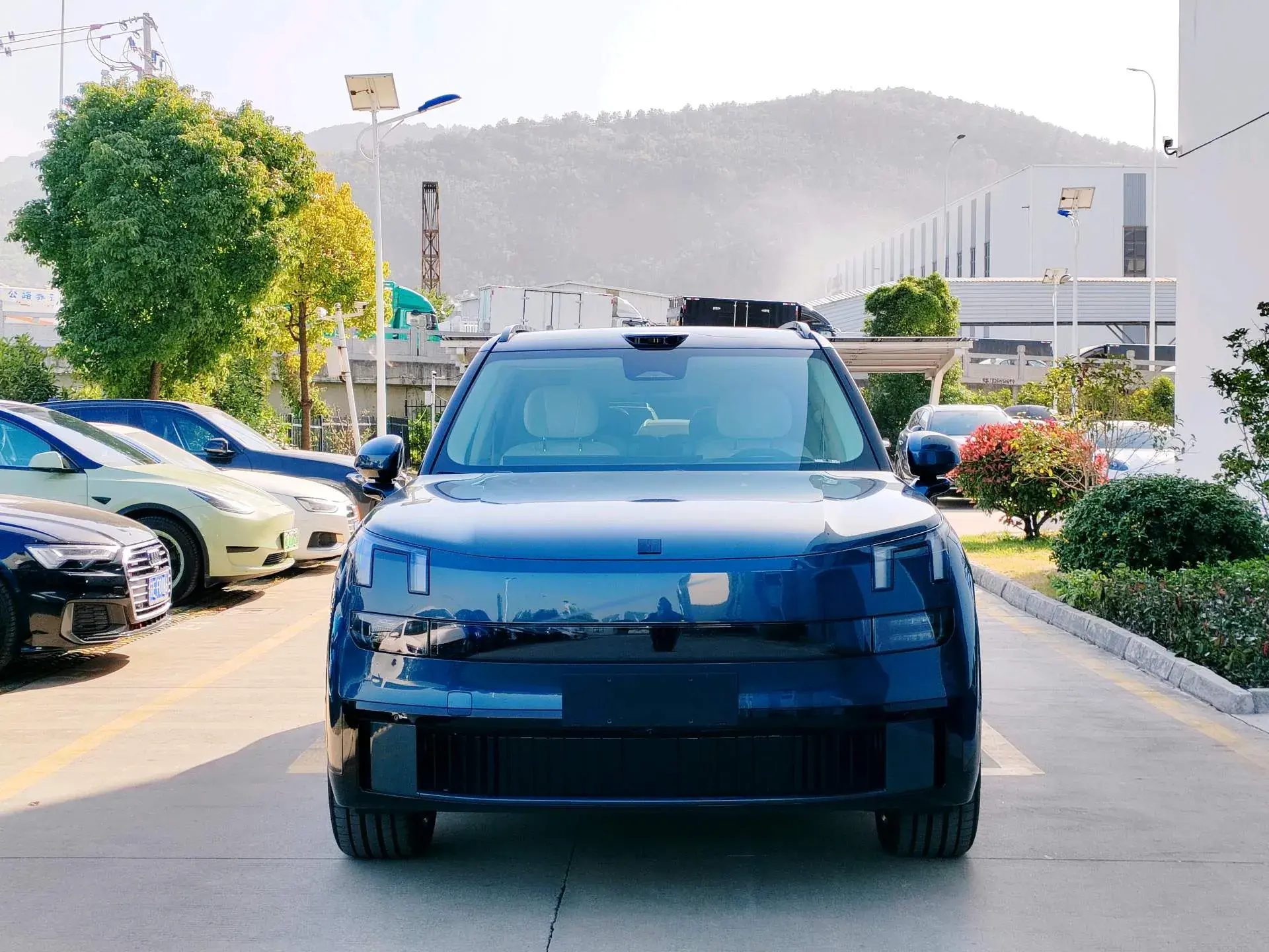 2025 LYNK&CO 900 thumbnail 2