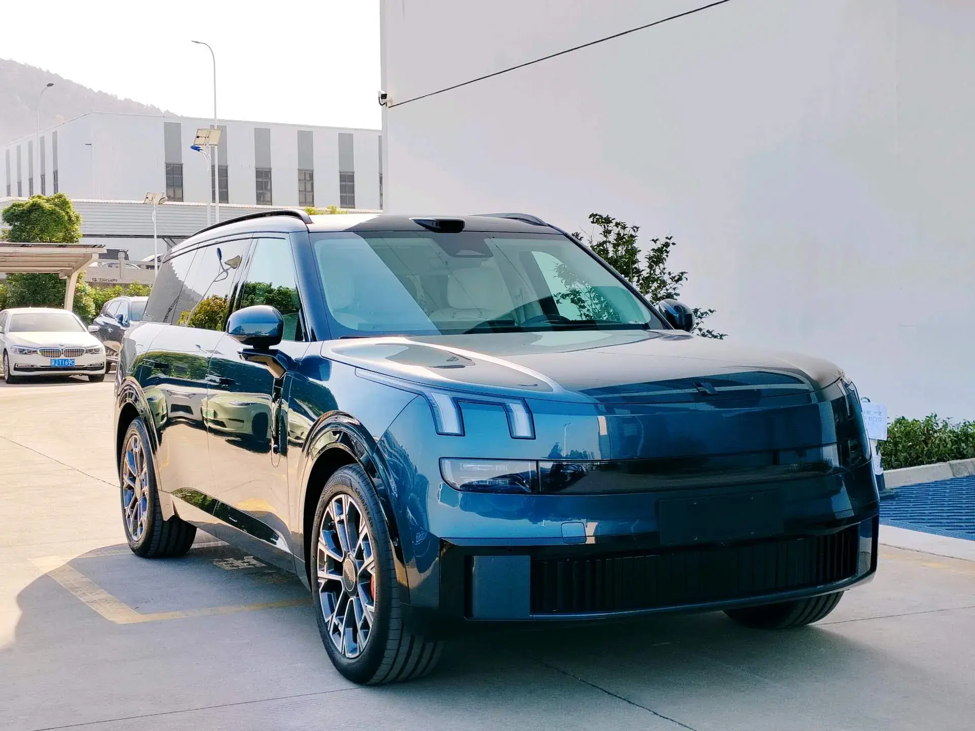 2025 LYNK&CO 900 thumbnail 3