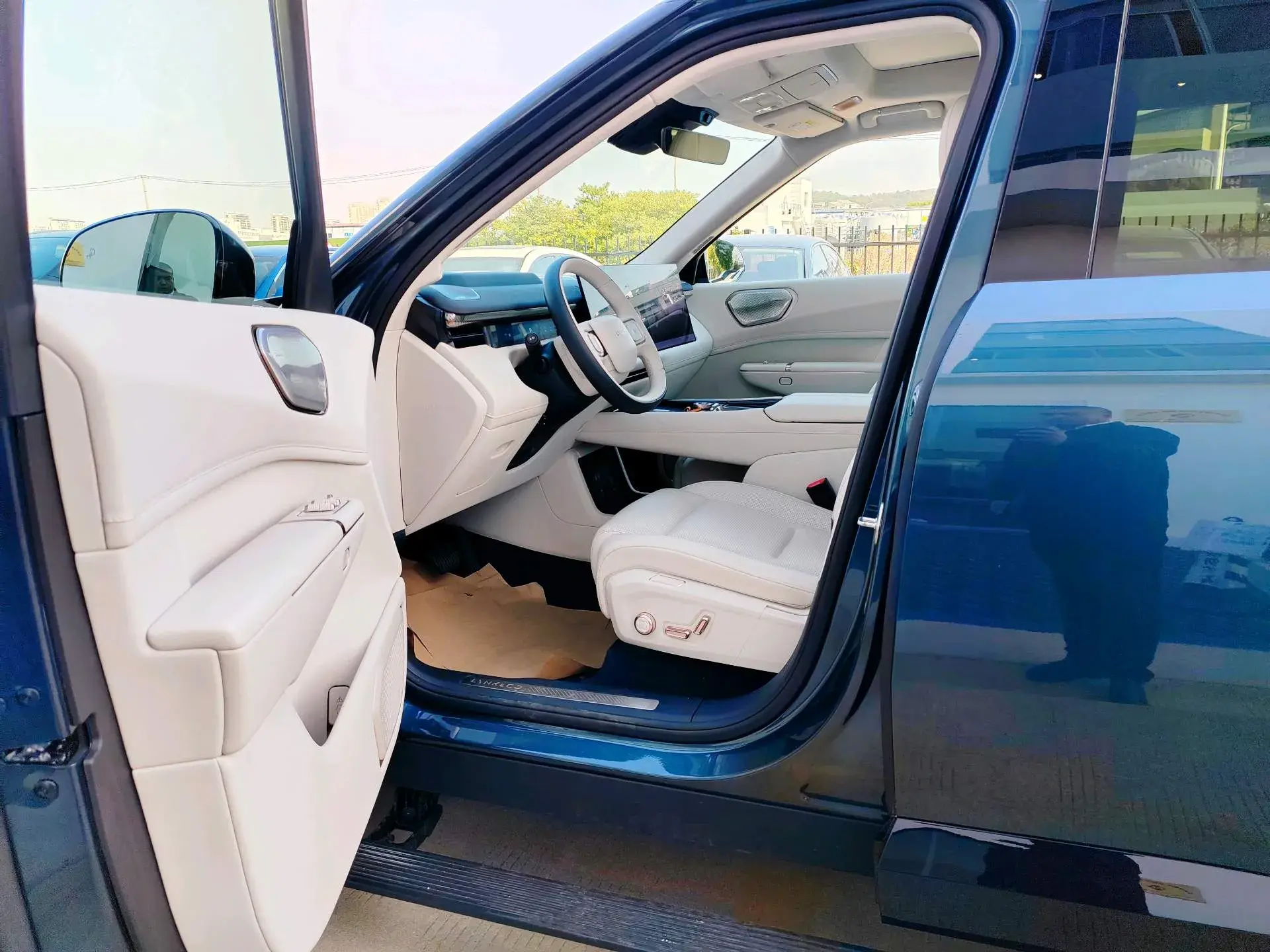 2025 LYNK&CO 900 thumbnail 4