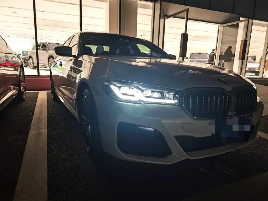 2023 BMW 5 thumbnail 4