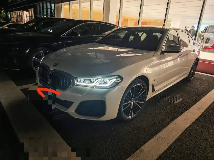 2023 BMW 5 thumbnail 2