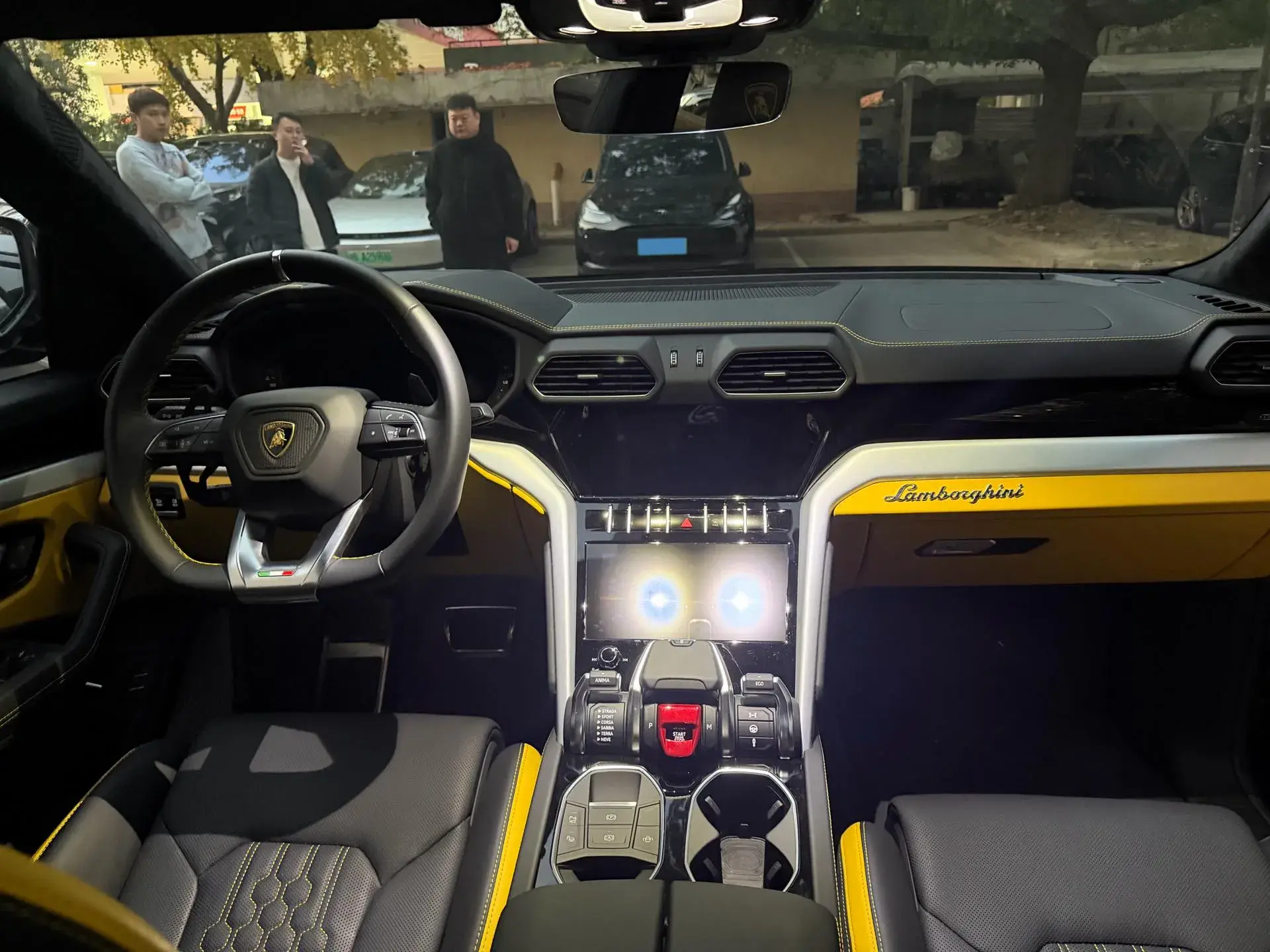 2023 LAMBORGHINI URUS thumbnail 4