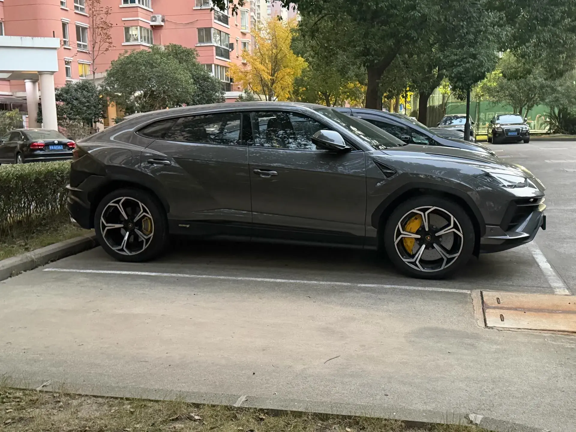 2023 LAMBORGHINI URUS thumbnail 3