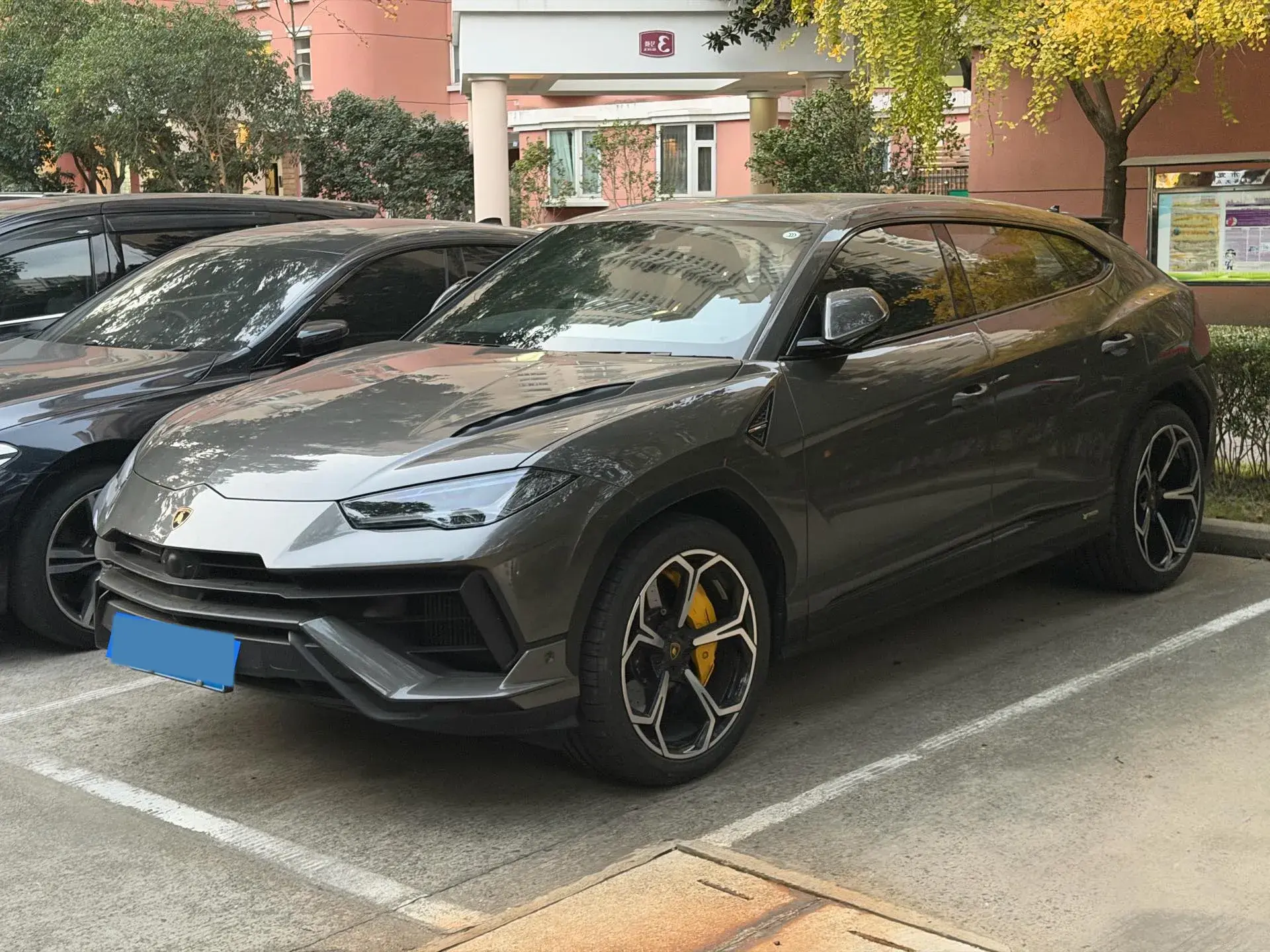 2023 LAMBORGHINI URUS view 1