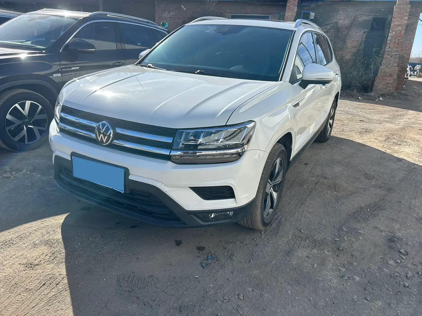 2021 VOLKSWAGEN THARU view 1