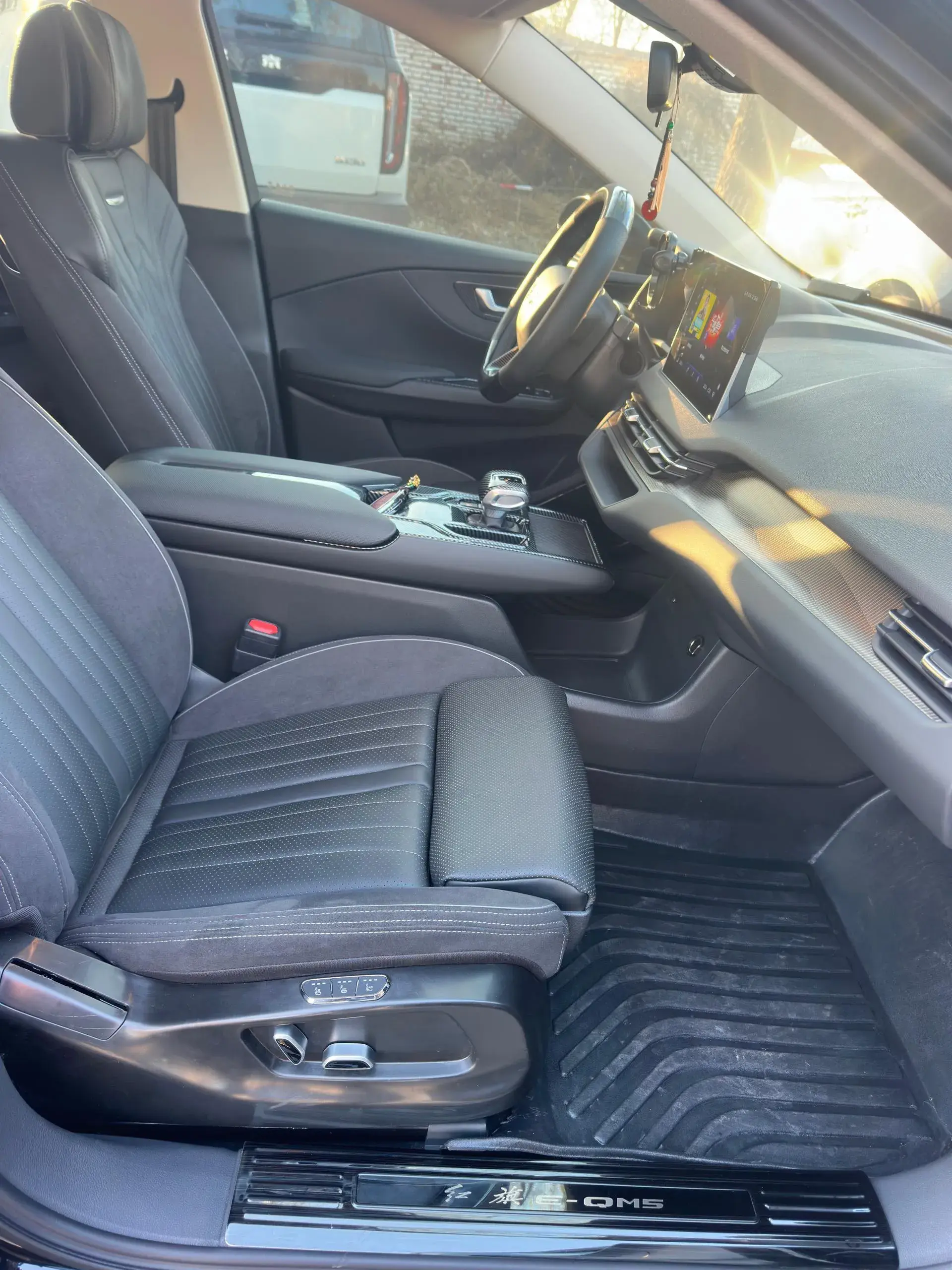 2024 HONGQI E-QM5 thumbnail 4