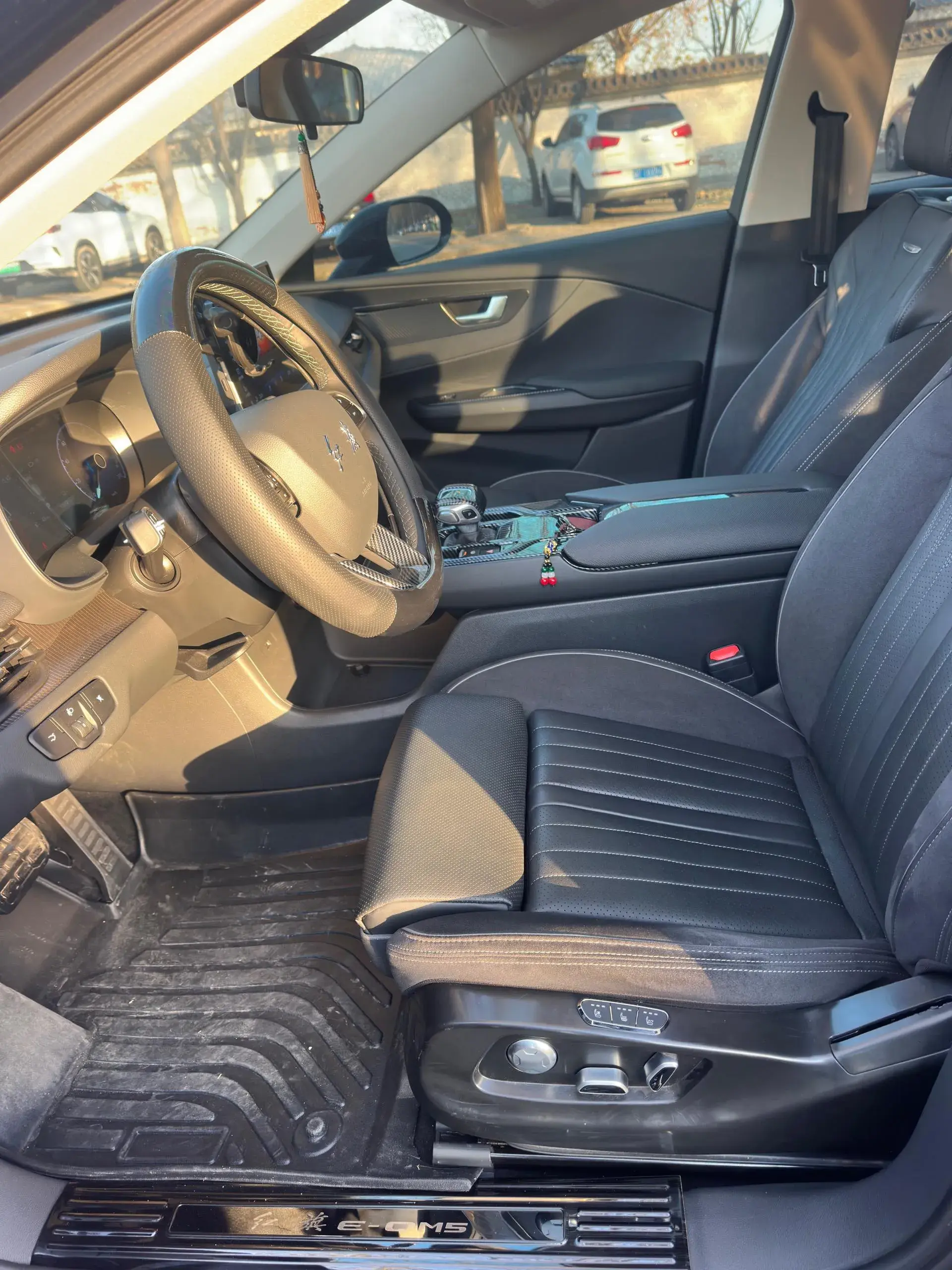 2024 HONGQI E-QM5 thumbnail 3