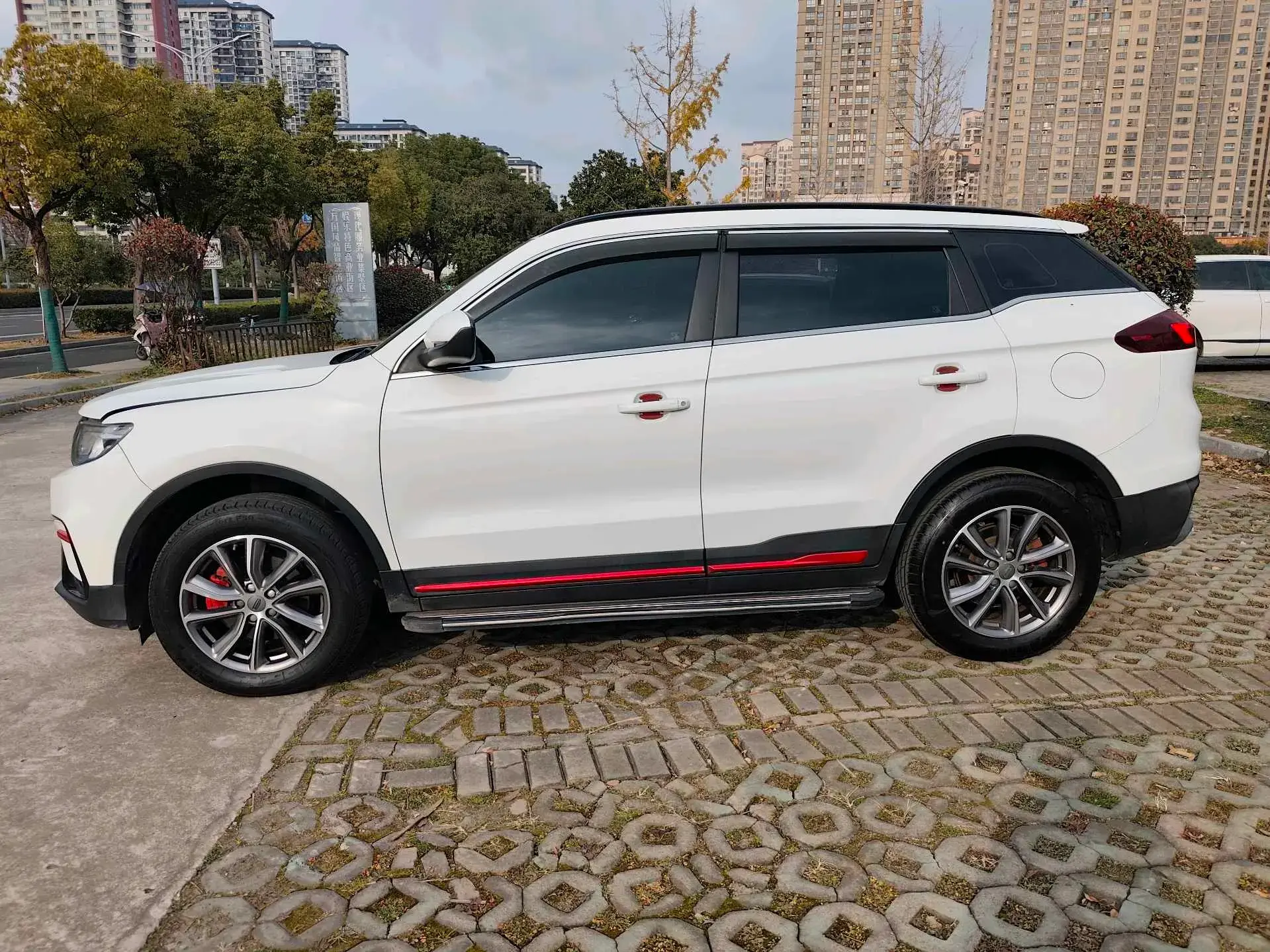 2021 GEELY AZKARRA thumbnail 4