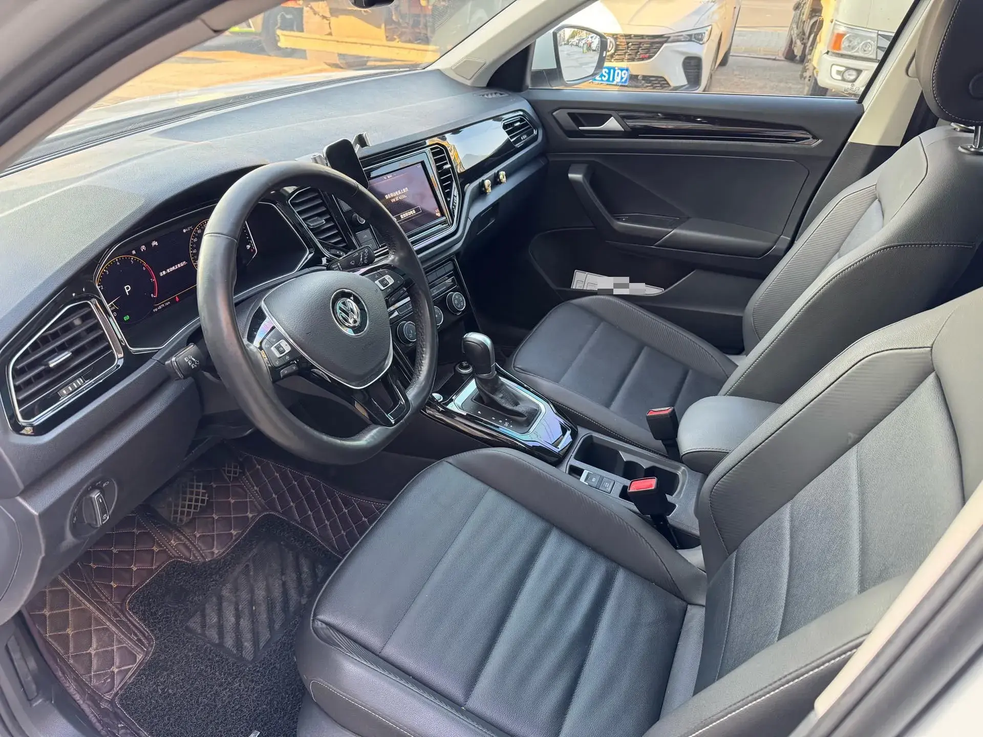 2020 VOLKSWAGEN T-ROC thumbnail 4