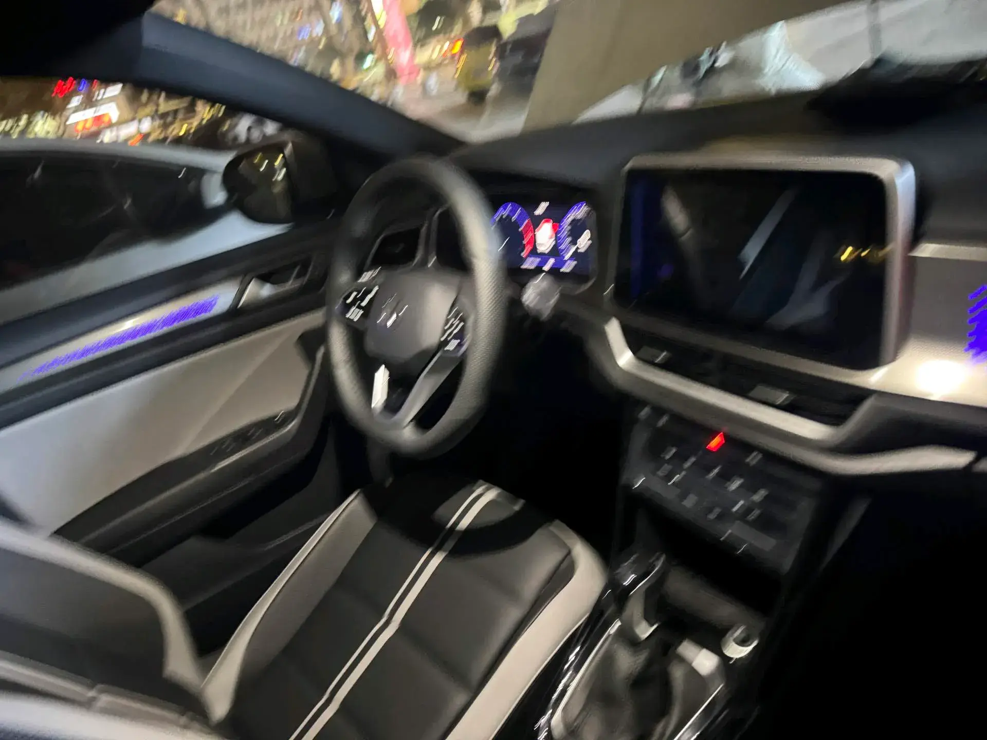 2024 VOLKSWAGEN T-ROC thumbnail 3