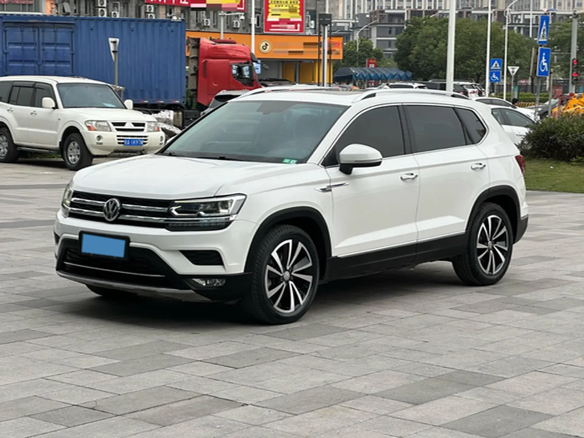 2020 VOLKSWAGEN THARU view 1