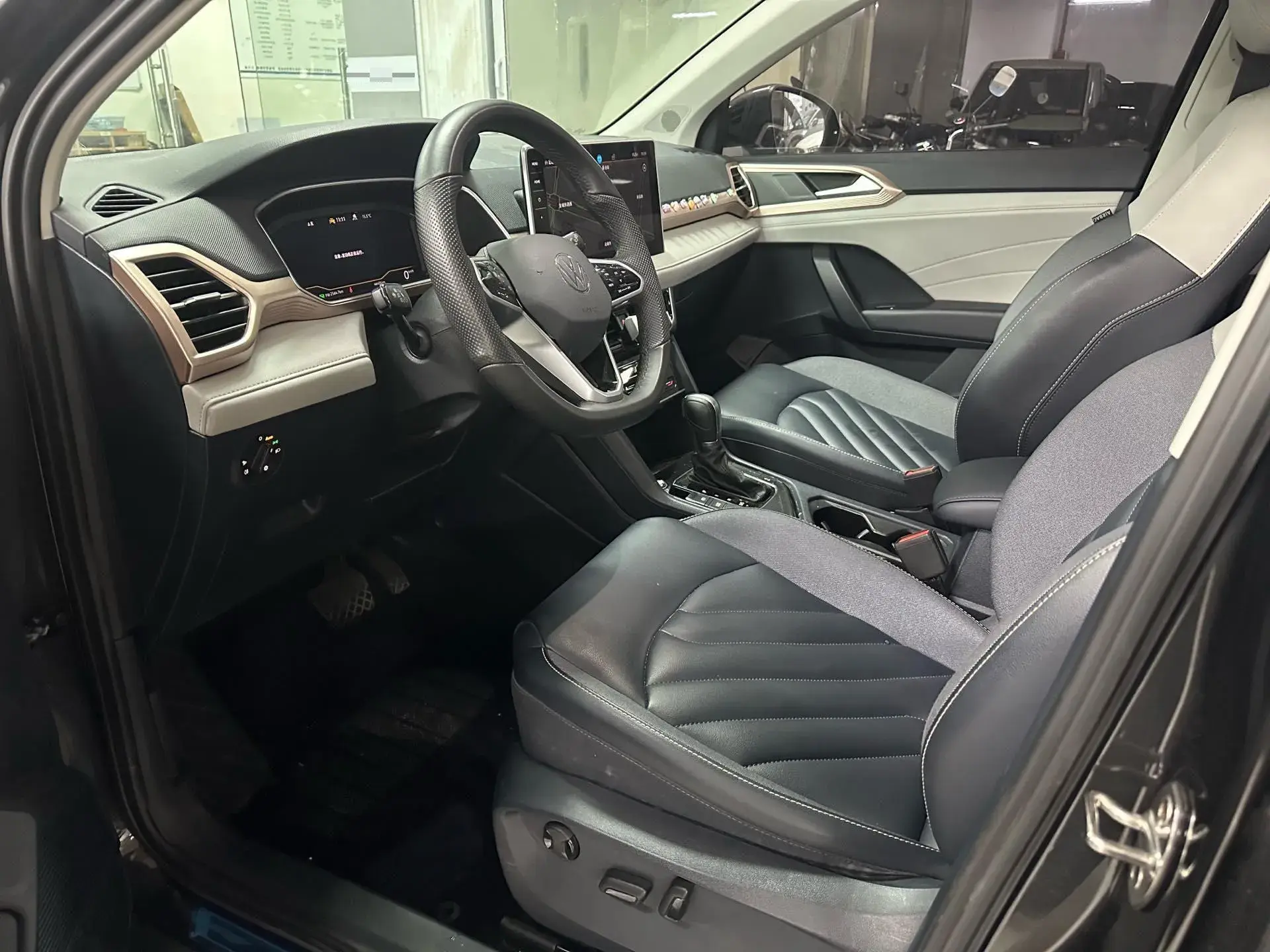 2023 VOLKSWAGEN THARU thumbnail 3