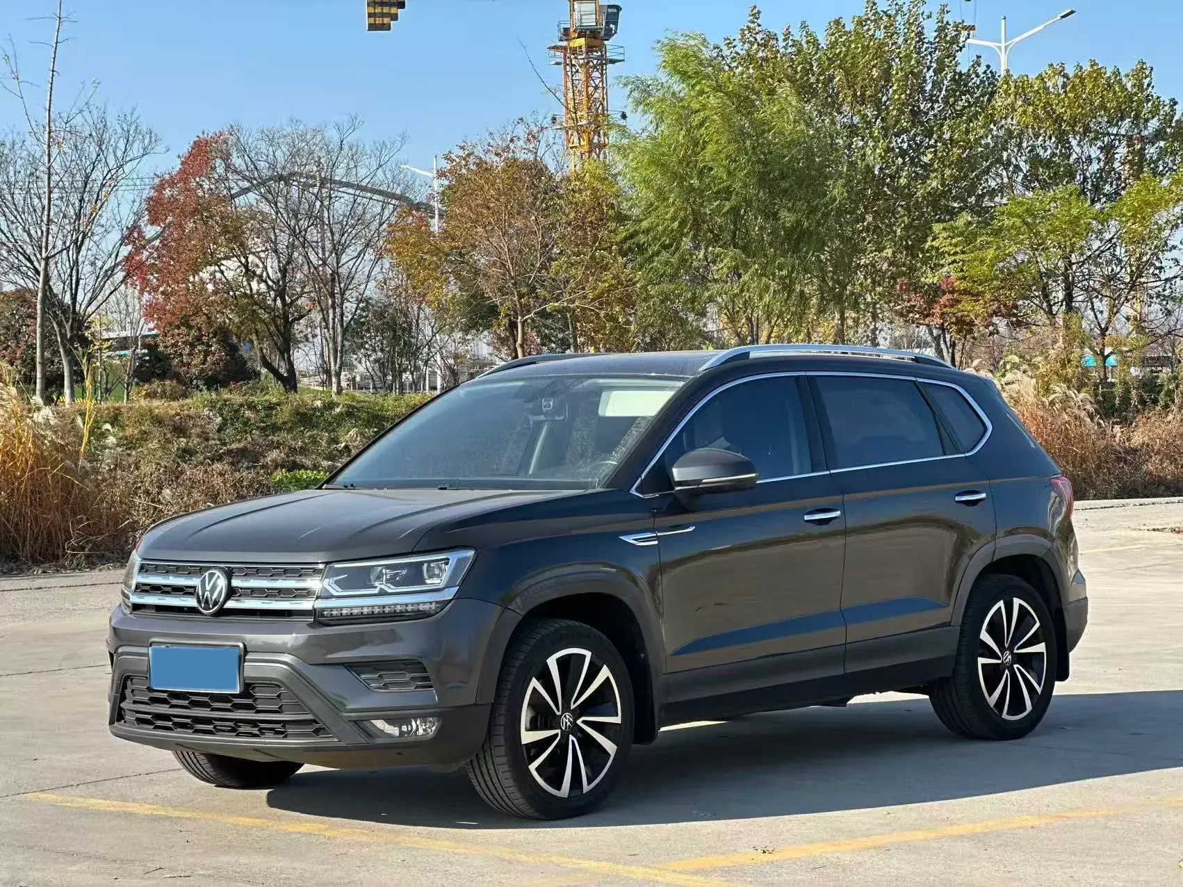 2021 VOLKSWAGEN THARU view 1
