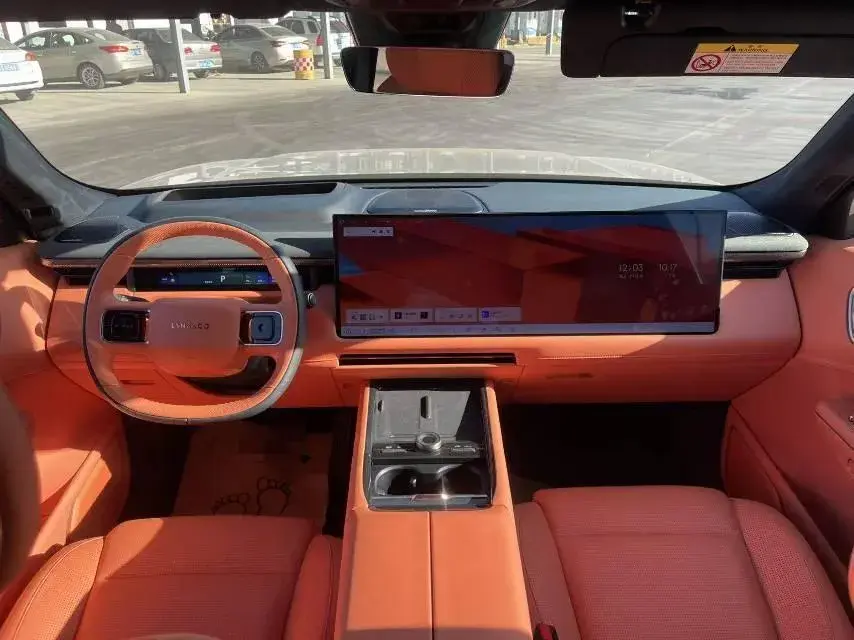 2025 LYNK&CO 900 thumbnail 4