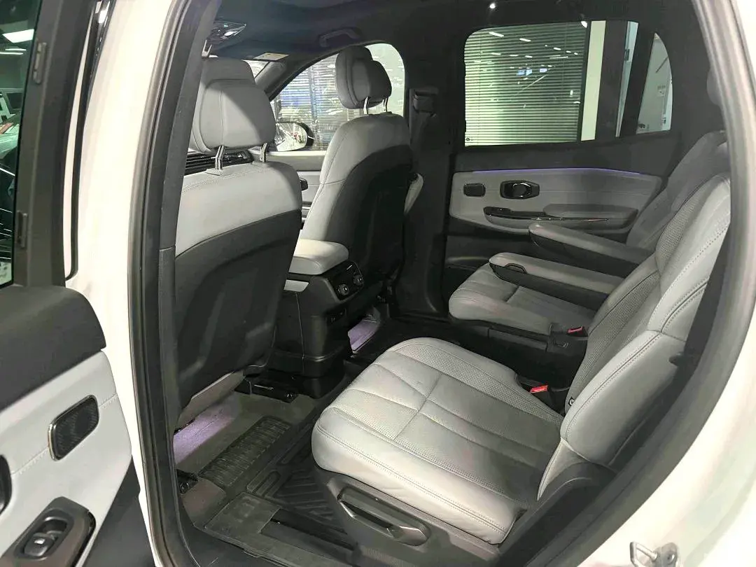 2020 NIO ES8 thumbnail 4