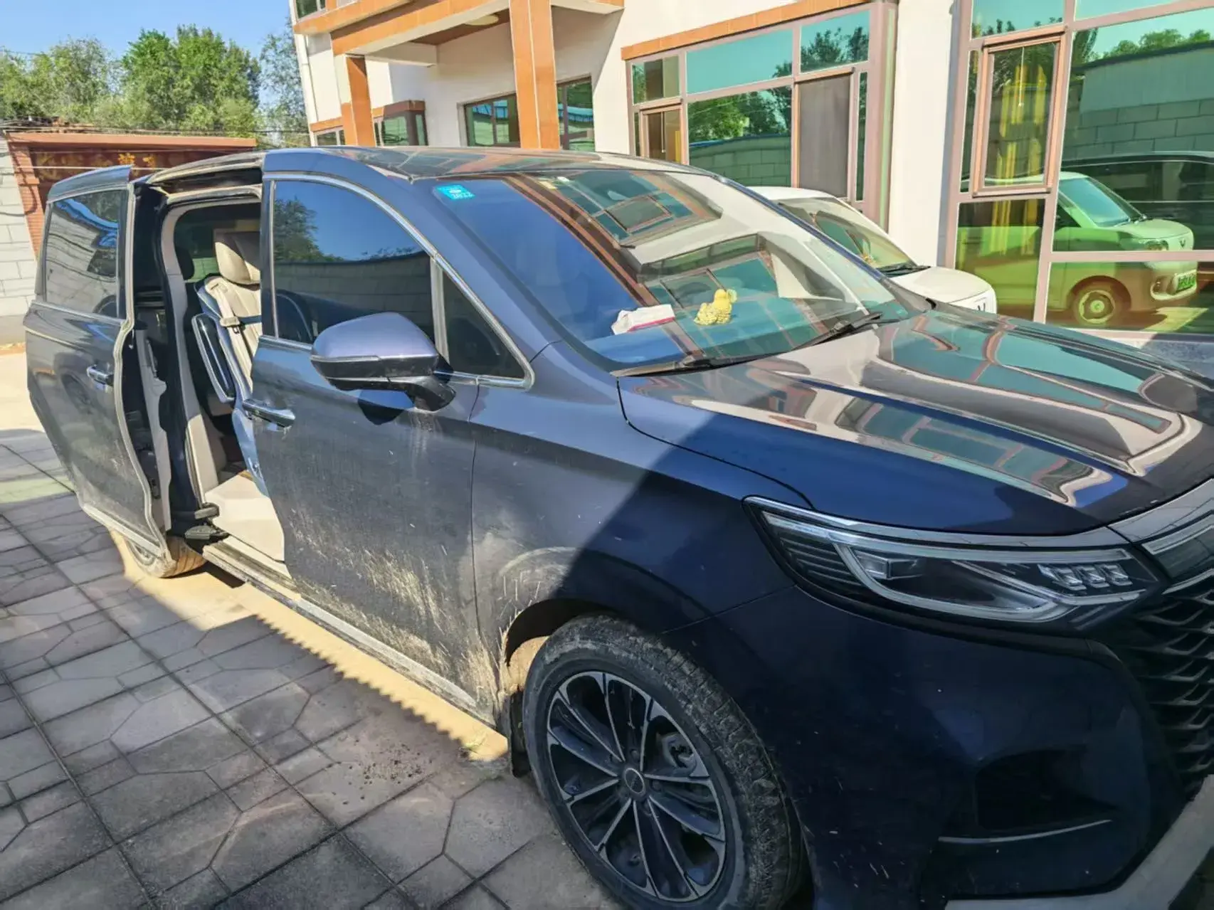 2021 ROEWE IMAX8 thumbnail 4