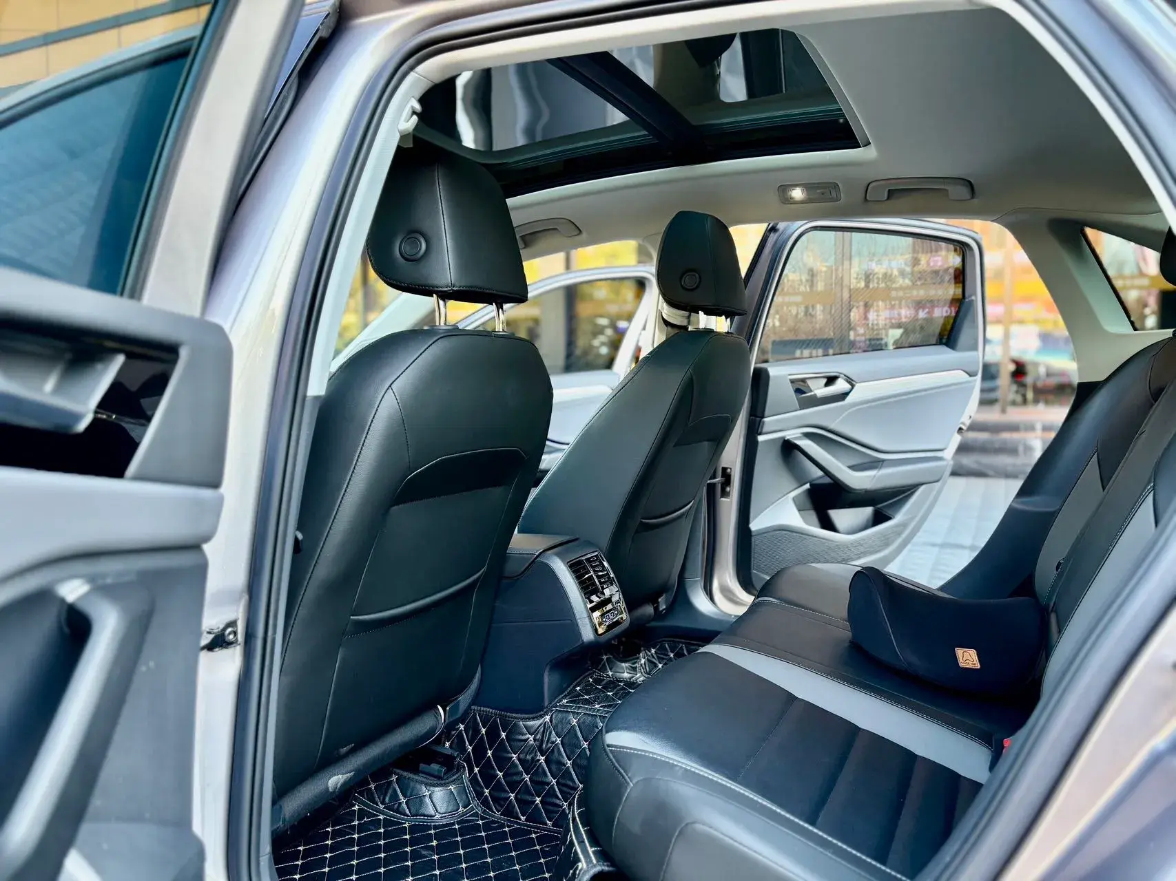 2022 VOLKSWAGEN SAGITAR thumbnail 4