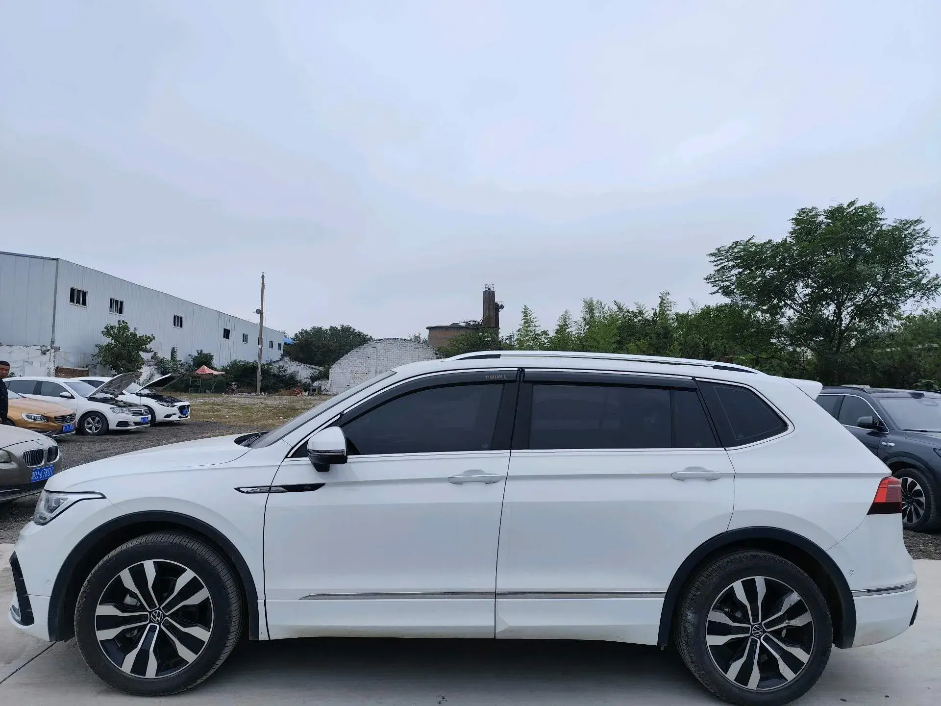 2024 VOLKSWAGEN TIGUAN thumbnail 3