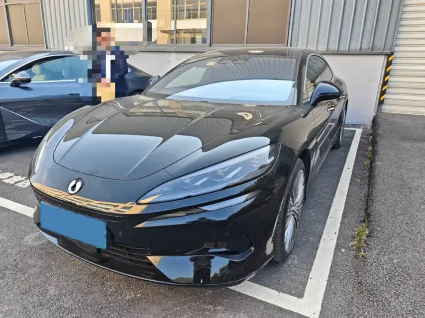 2024 Denza DenzaZ9 2.0T 207HP L4 E-CVT PHEV 38.5KWH