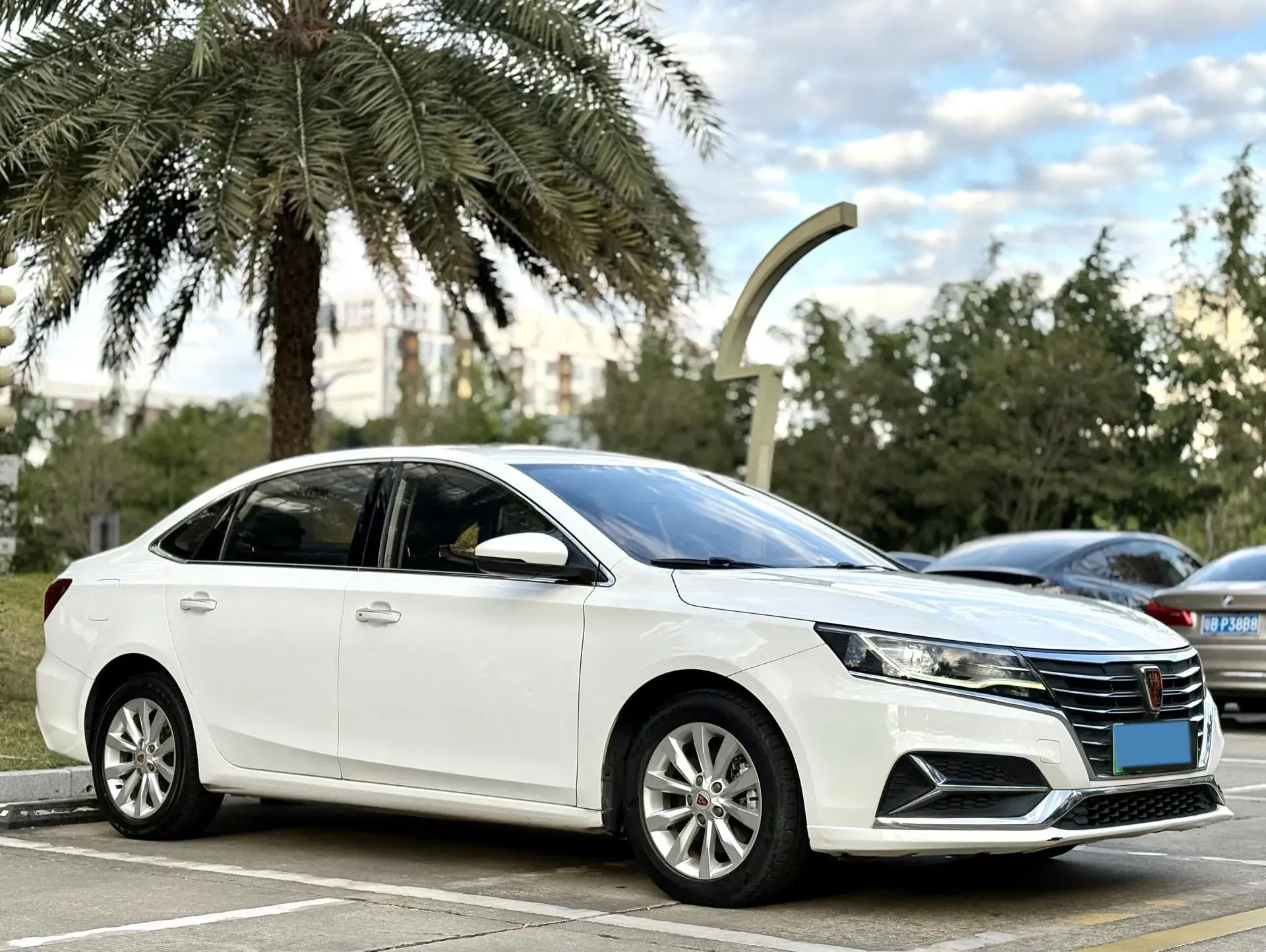 2017 ROEWE I6 thumbnail 3