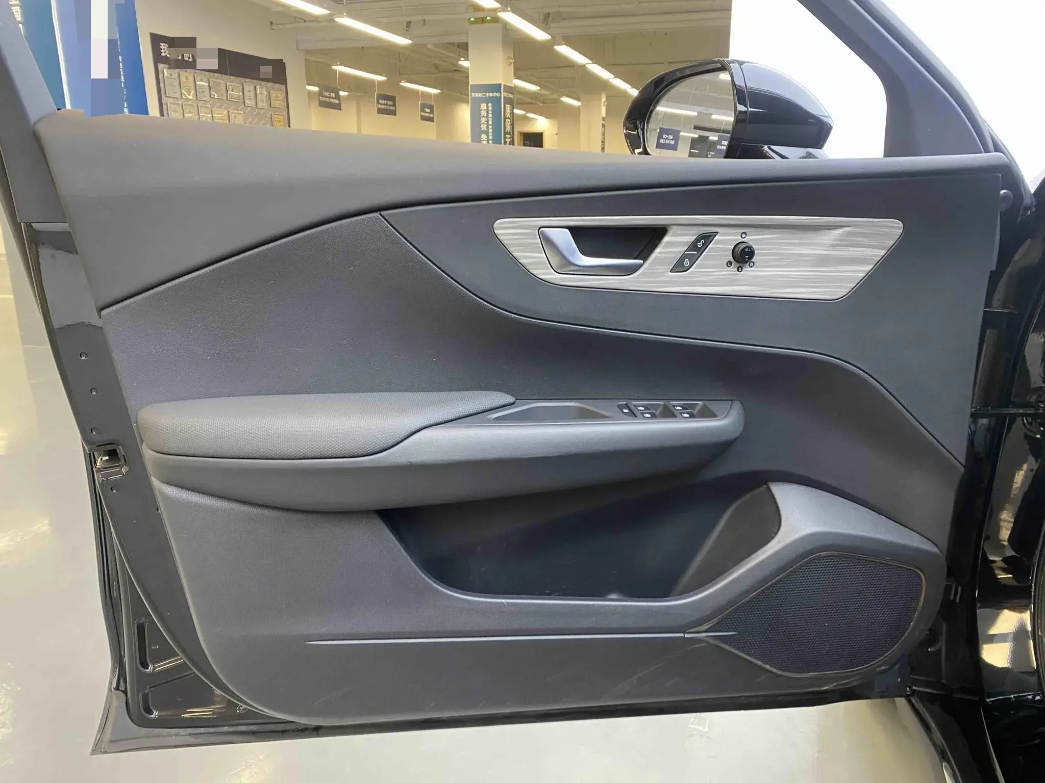 2024 HONGQI E-QM5 thumbnail 4