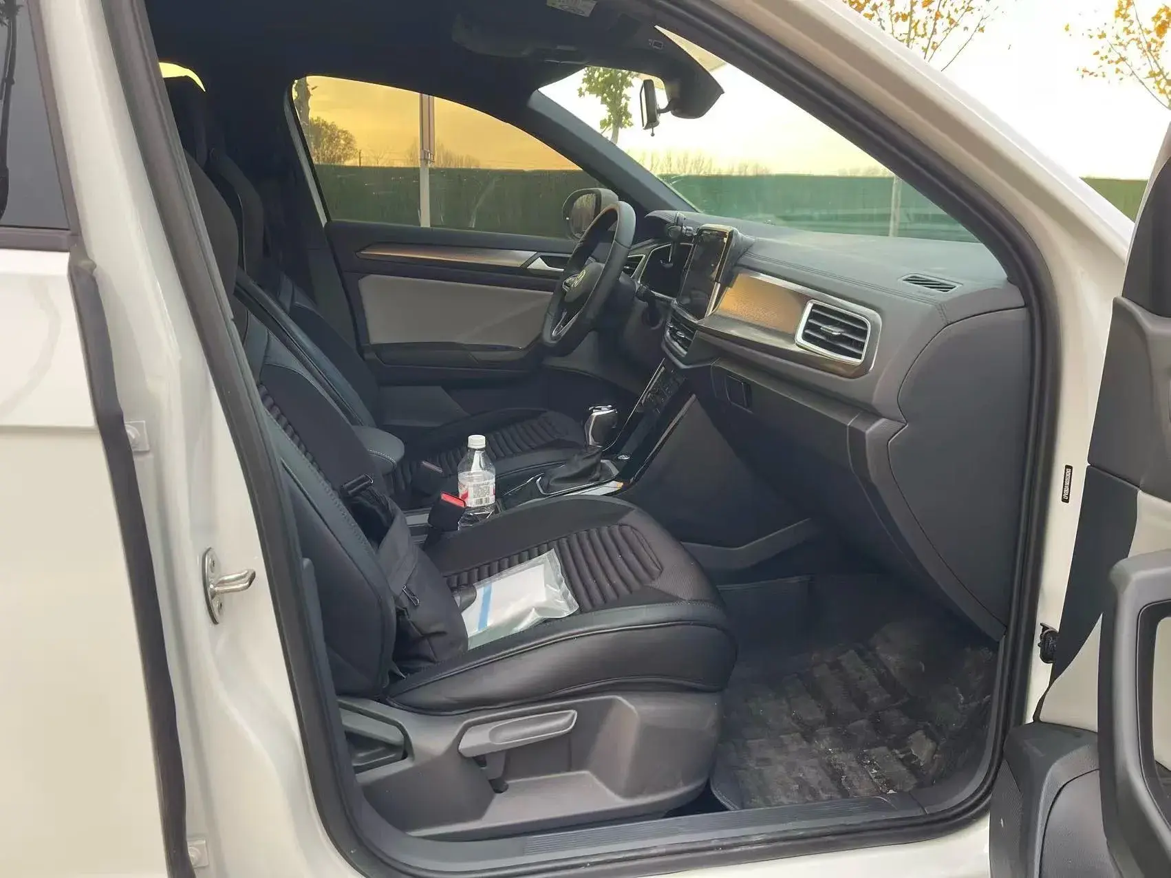 2025 VOLKSWAGEN T-ROC thumbnail 3