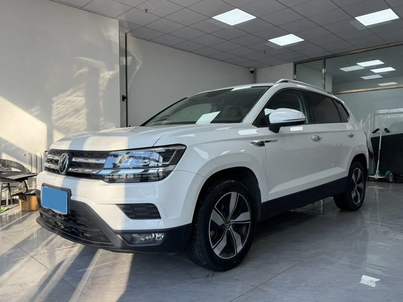 2021 VOLKSWAGEN THARU view 1