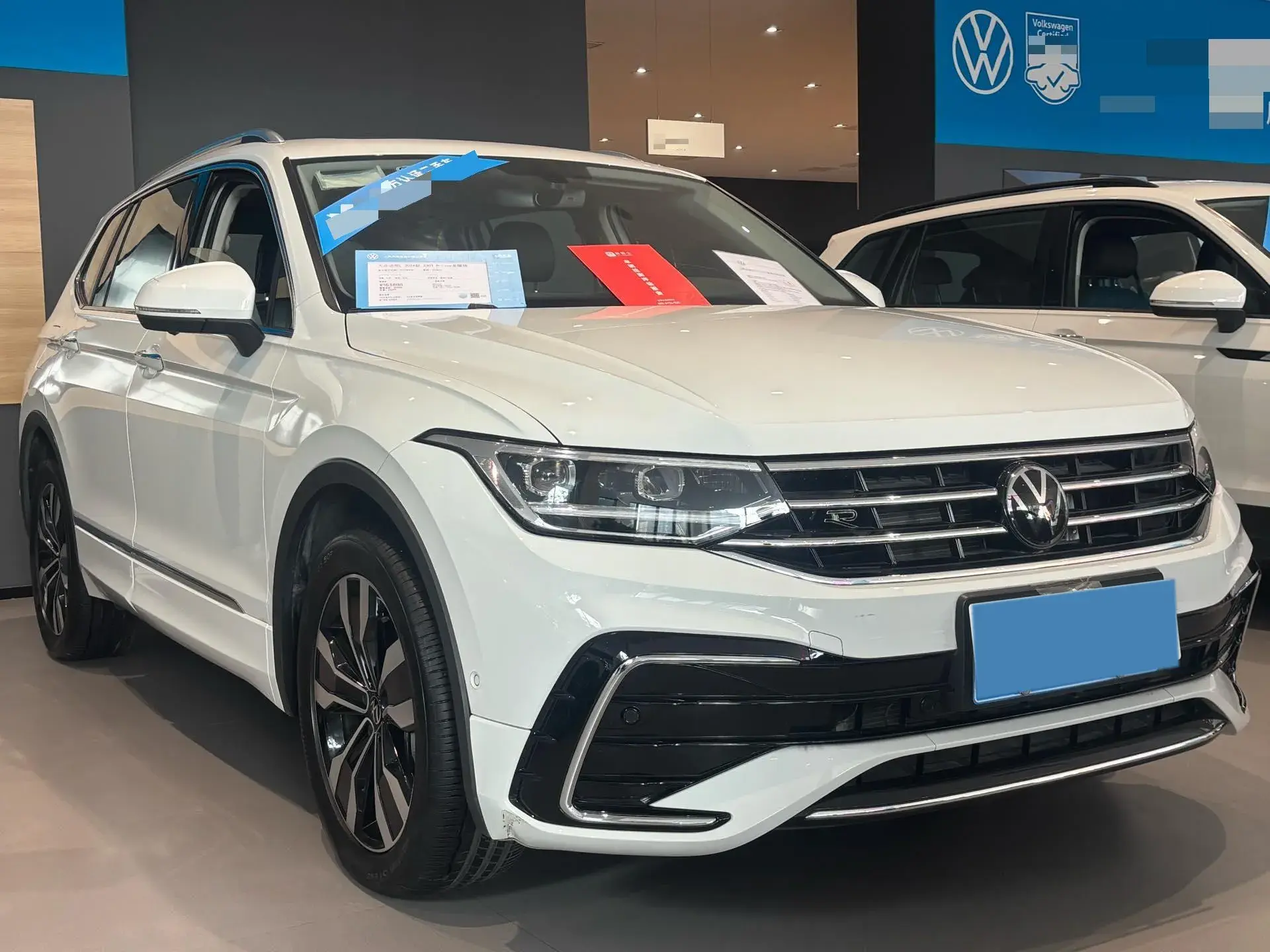 2024 VOLKSWAGEN TIGUAN thumbnail 3