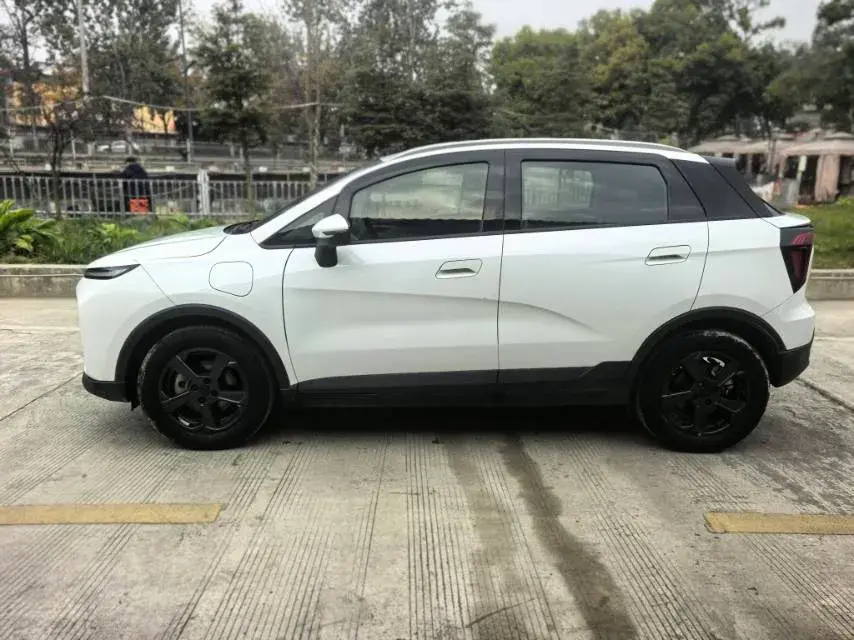 2023 GEOMETRY E thumbnail 4