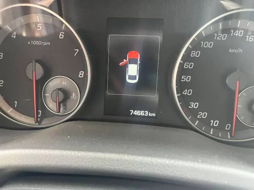 2018 HYUNDAI ELANTRA thumbnail 3