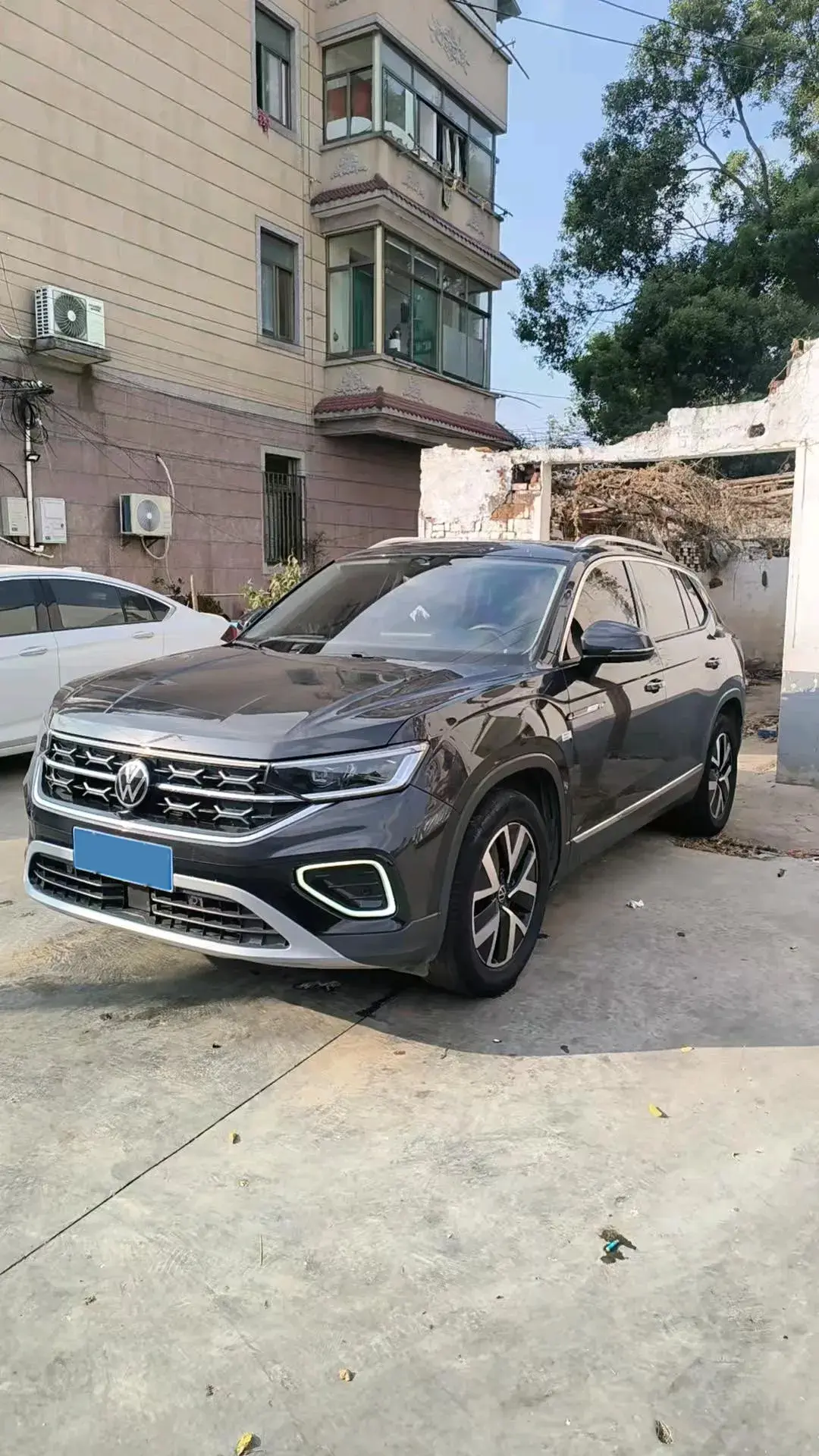 2023 VOLKSWAGEN TAYRON view 1