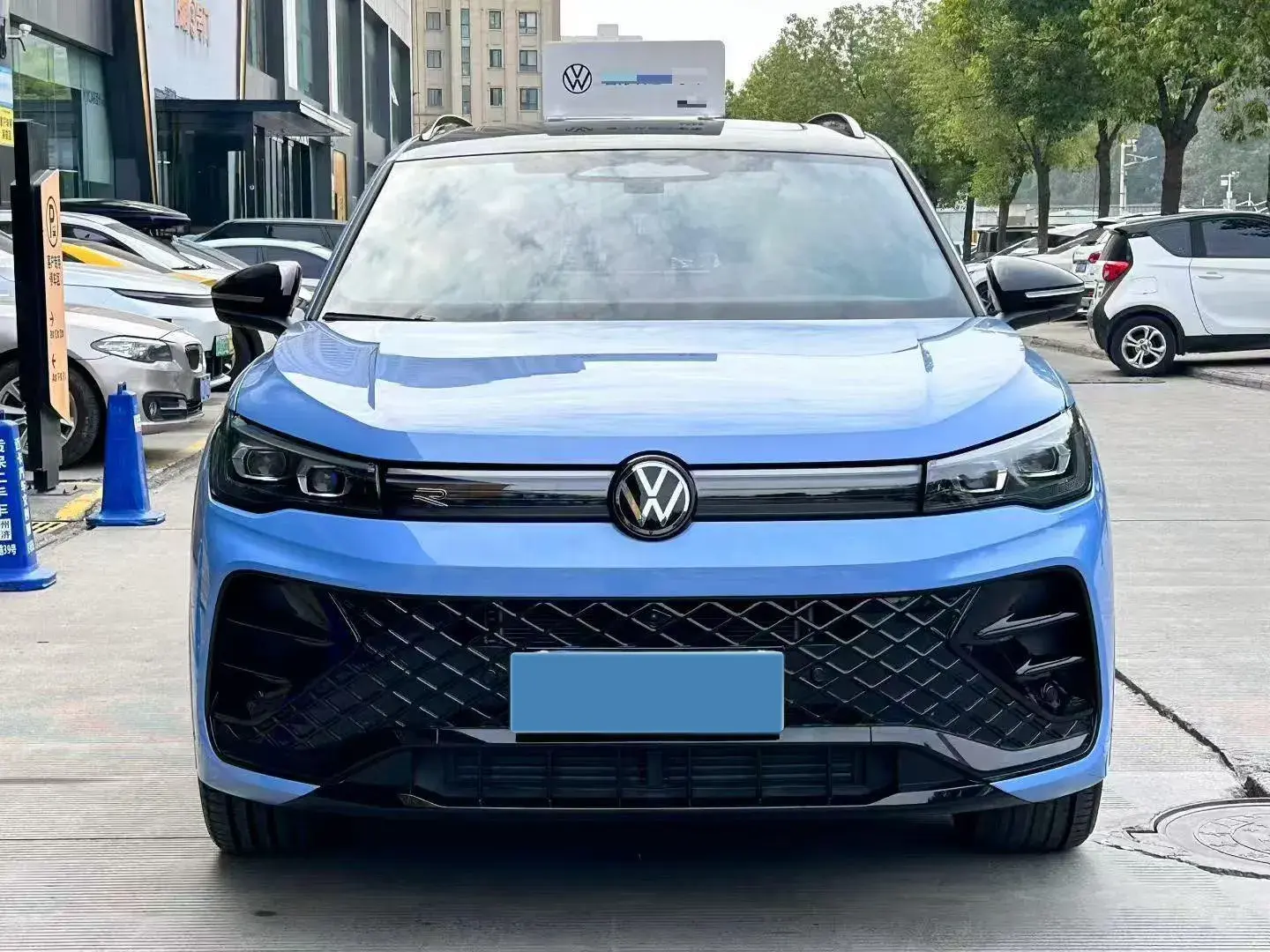 2024 VOLKSWAGEN TIGUAN thumbnail 2