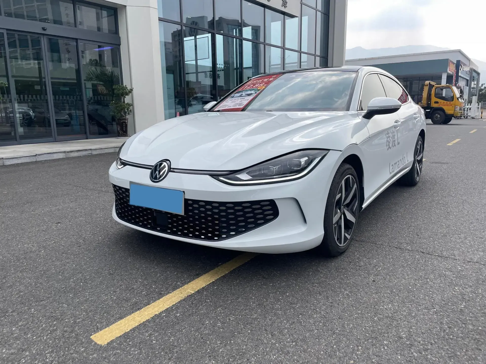 2024 VOLKSWAGEN LAMANDO view 1