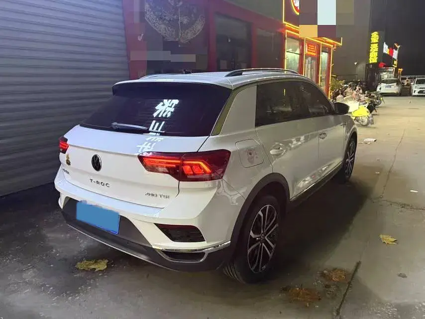 2021 VOLKSWAGEN T-ROC thumbnail 4