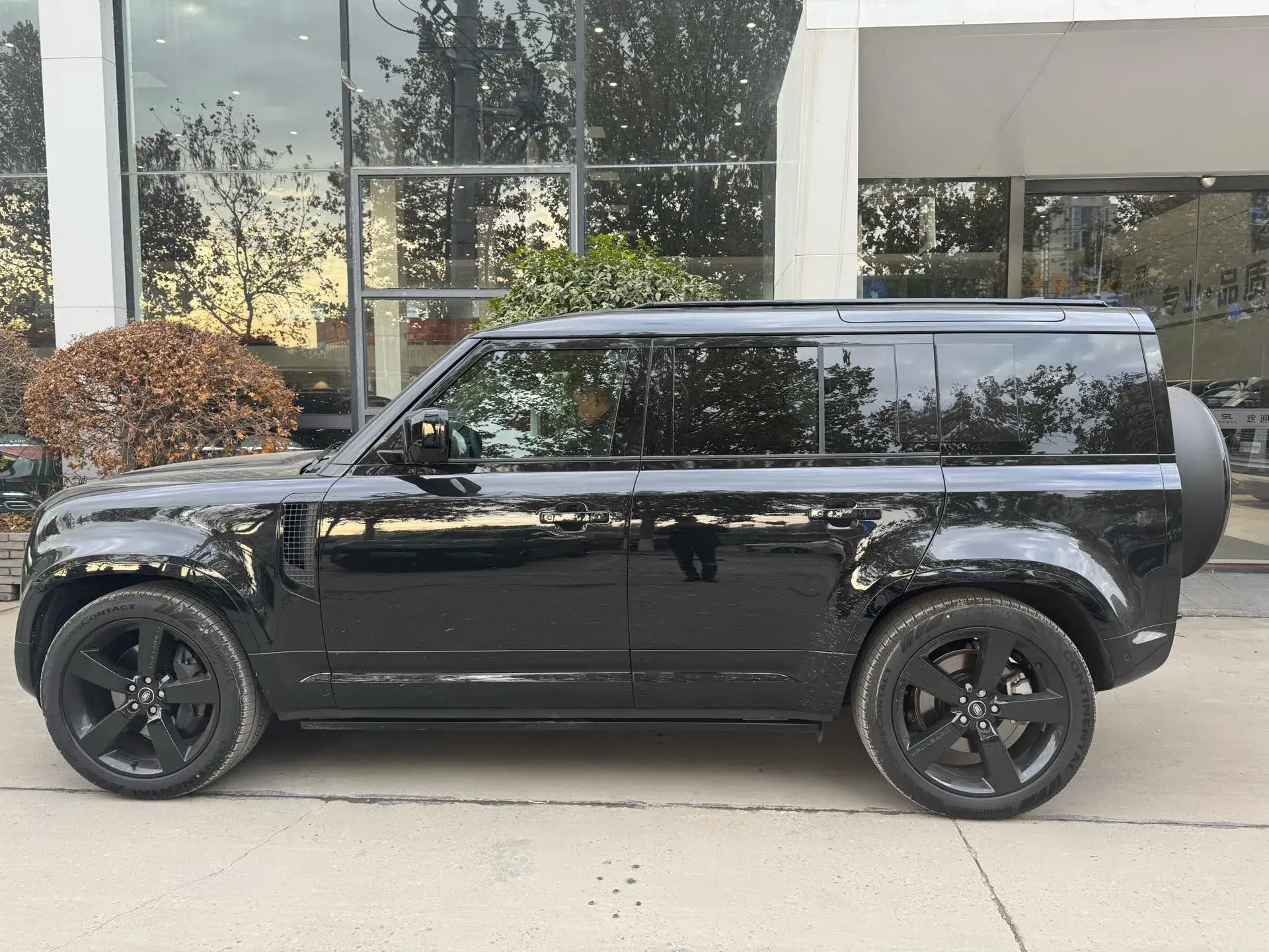 2025 LAND ROVER thumbnail 2