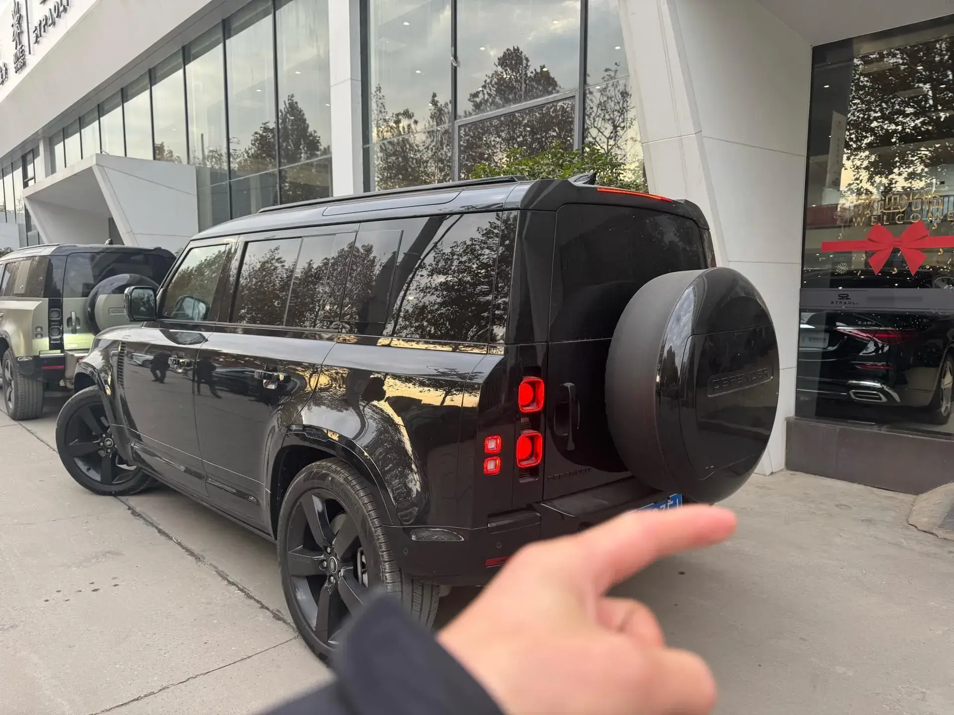 2025 LAND ROVER thumbnail 3